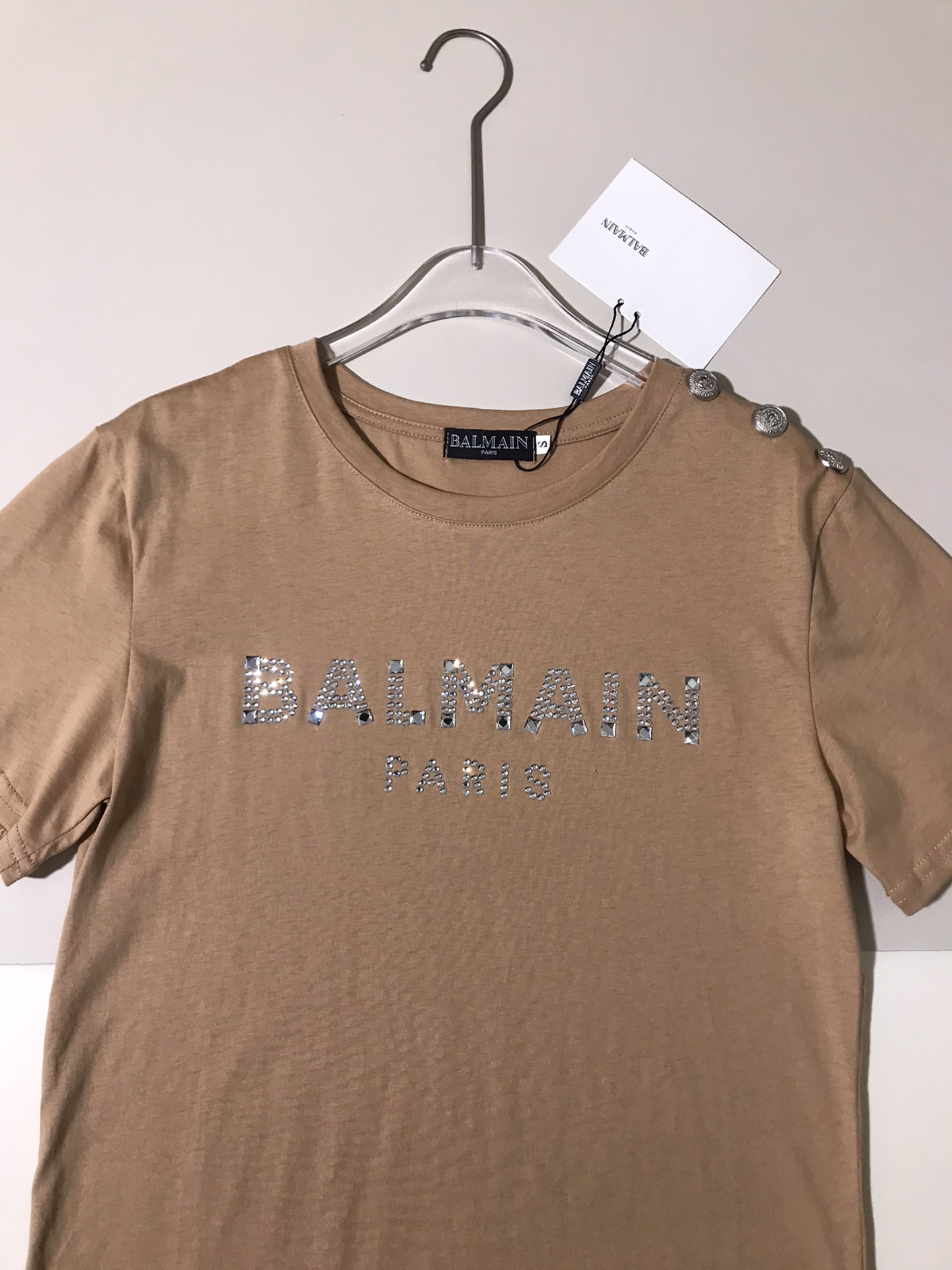 High-end Women’s Clothing: Balma’s Explosive Button T-shirt with Diamond-Driven Shoulder - 图片 2
