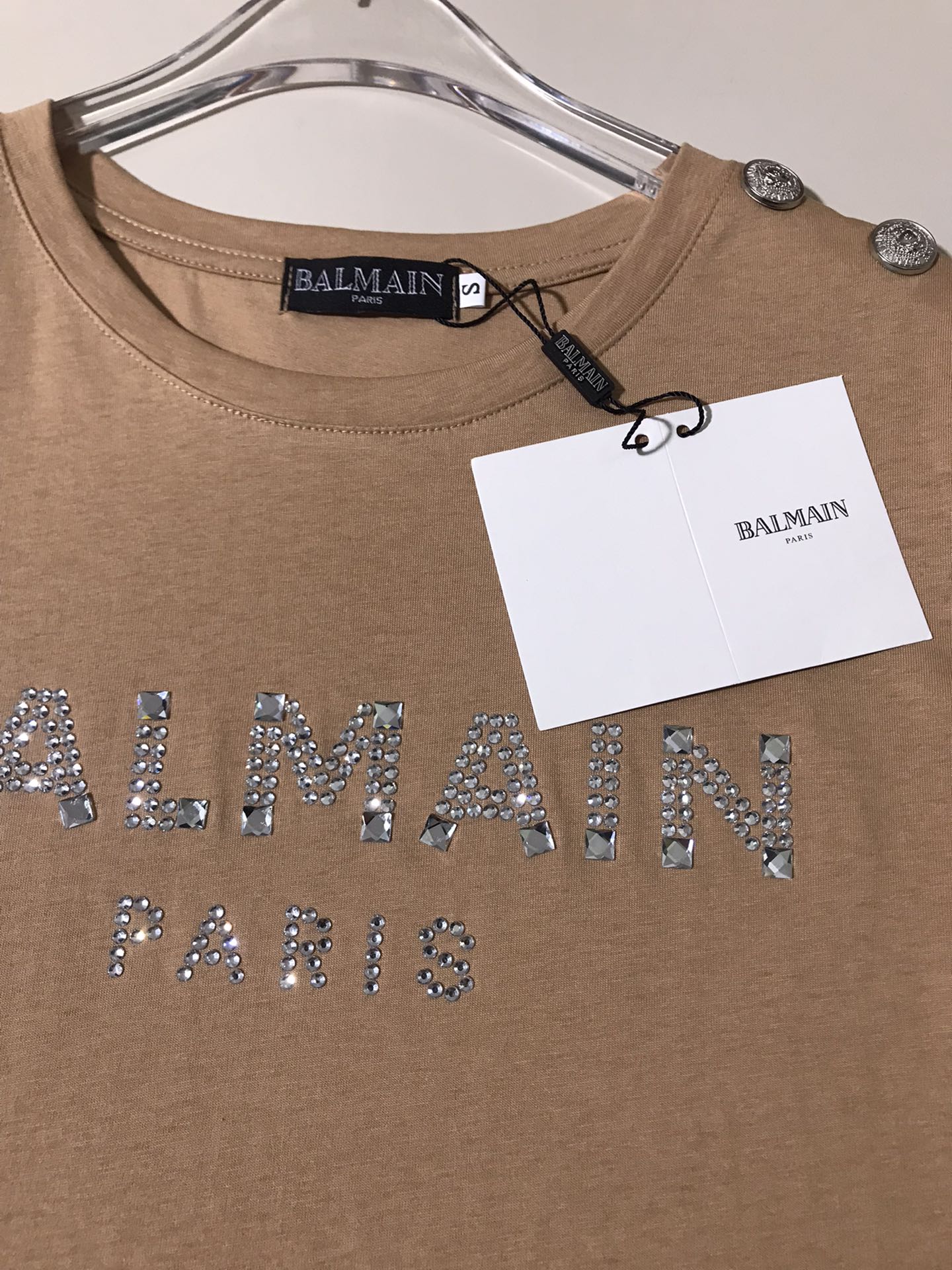 High-end Women’s Clothing: Balma’s Explosive Button T-shirt with Diamond-Driven Shoulder - 图片 5