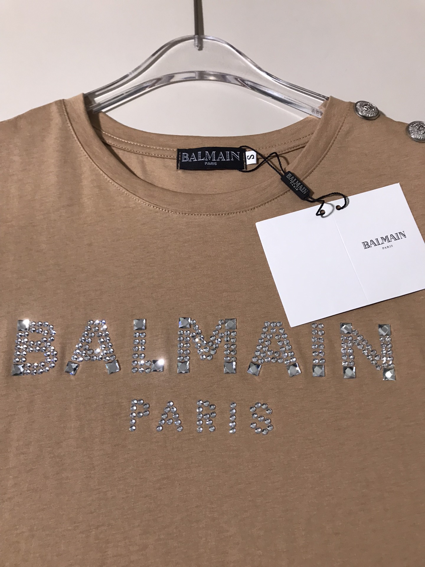 High-end Women’s Clothing: Balma’s Explosive Button T-shirt with Diamond-Driven Shoulder - 图片 7