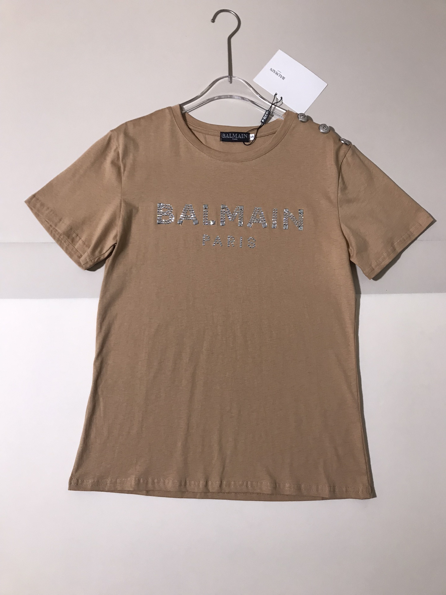 High-end Women’s Clothing: Balma’s Explosive Button T-shirt with Diamond-Driven Shoulder - 图片 1