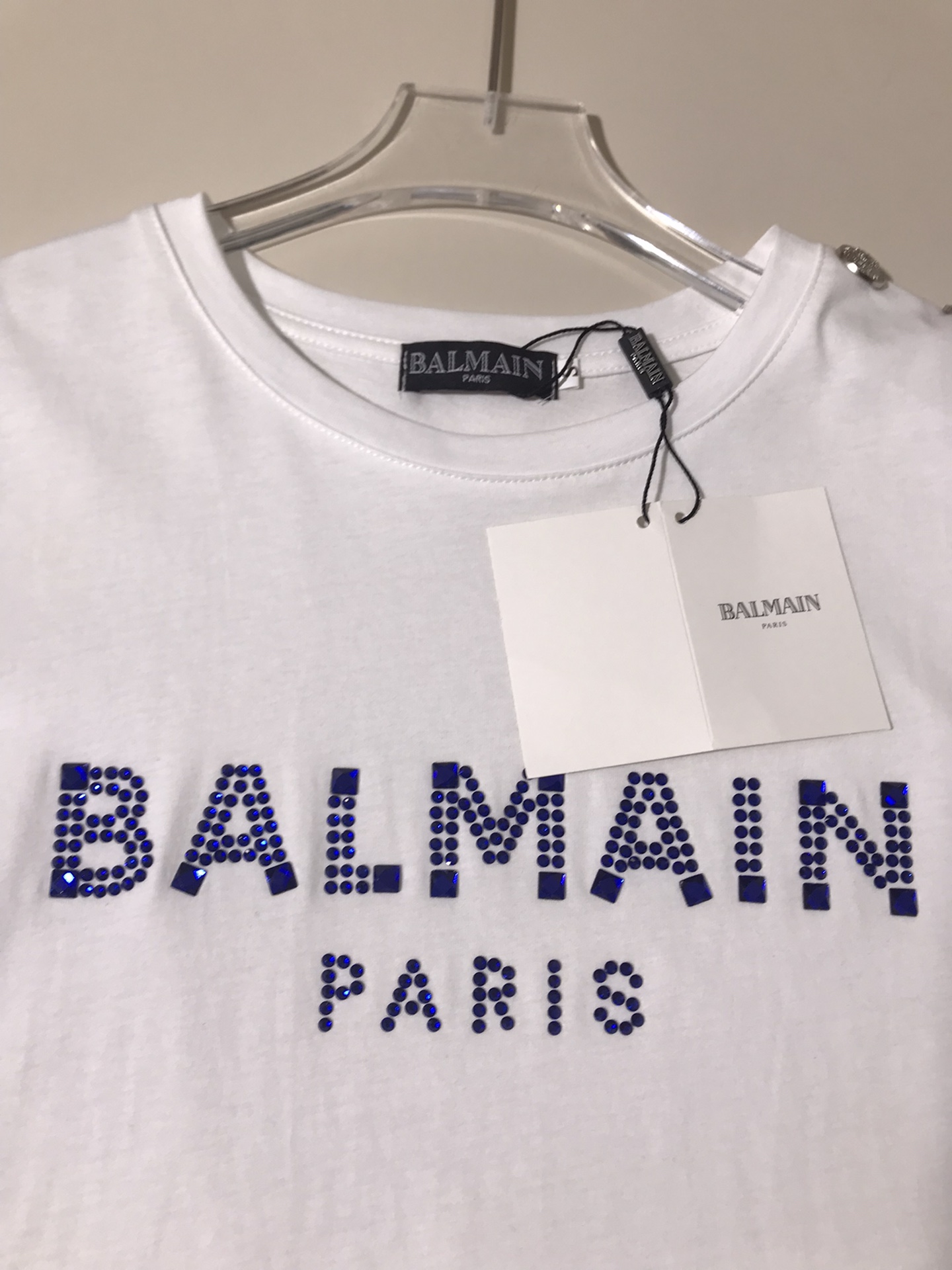 High-end Women’s Clothing: Balma’s Explosive Button T-shirt with Diamond-Driven Shoulder - 图片 3