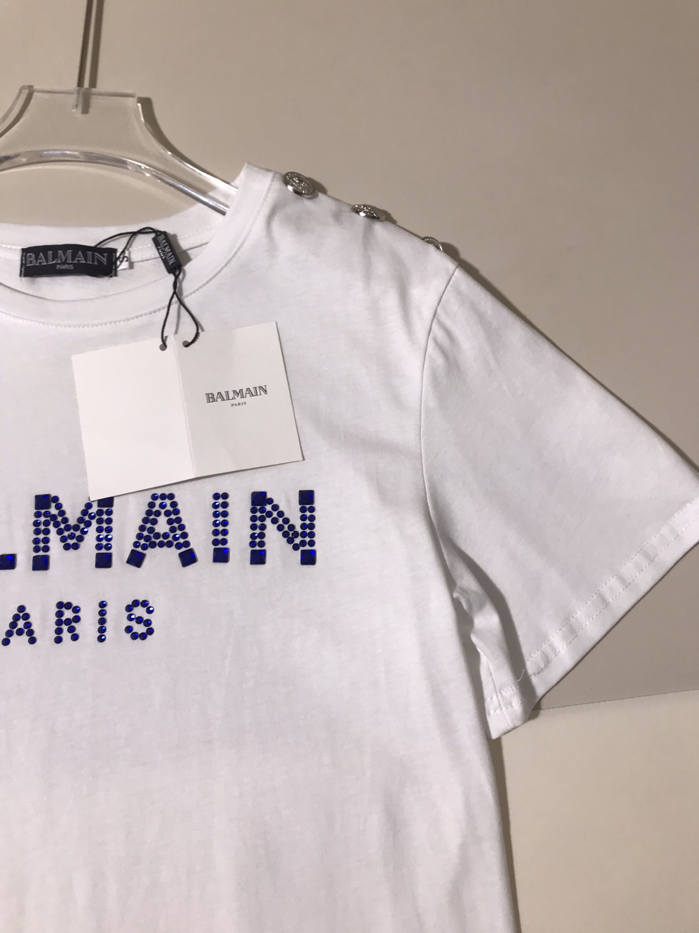 High-end Women’s Clothing: Balma’s Explosive Button T-shirt with Diamond-Driven Shoulder - 图片 4