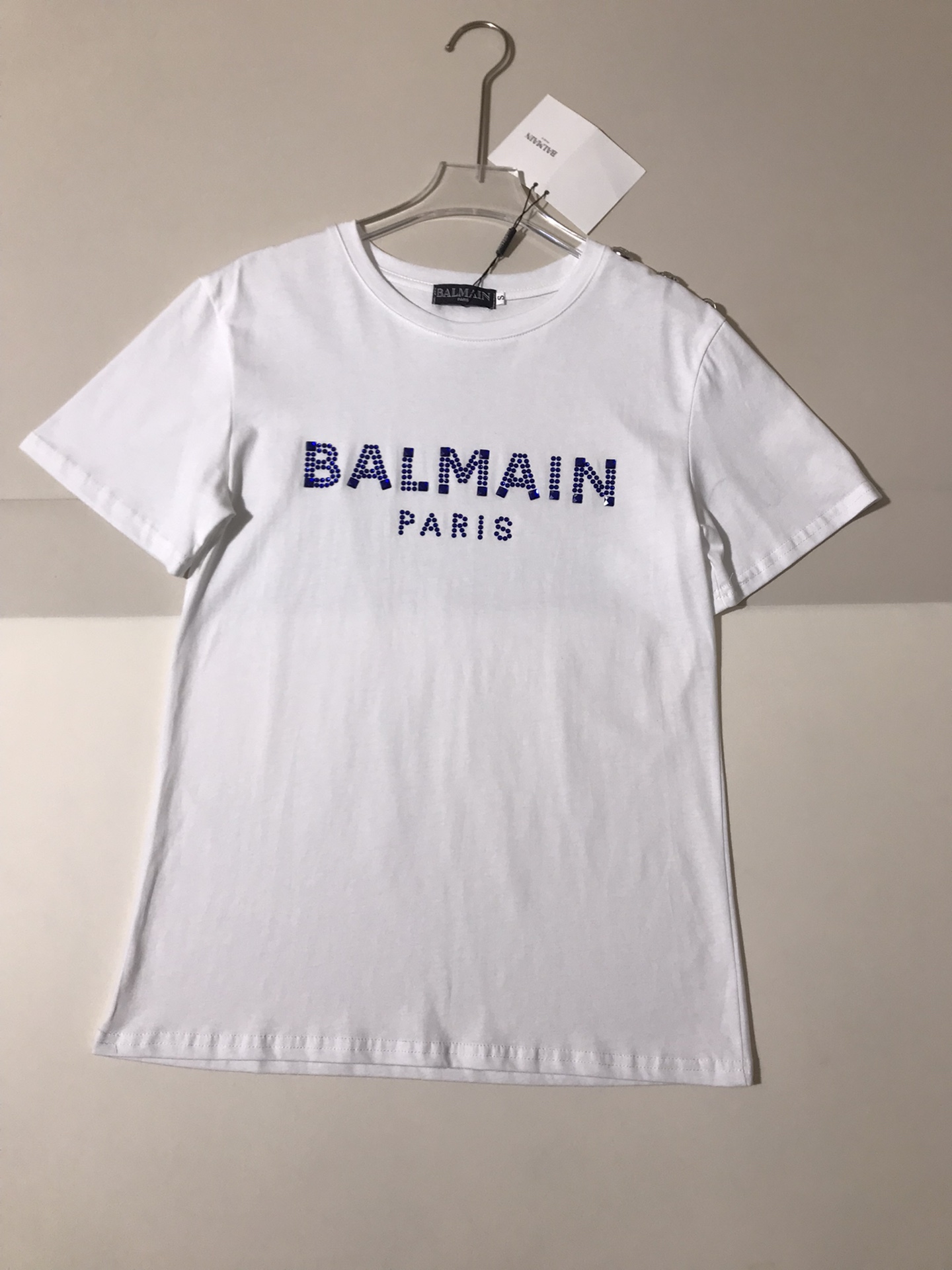 High-end Women’s Clothing: Balma’s Explosive Button T-shirt with Diamond-Driven Shoulder - 图片 1