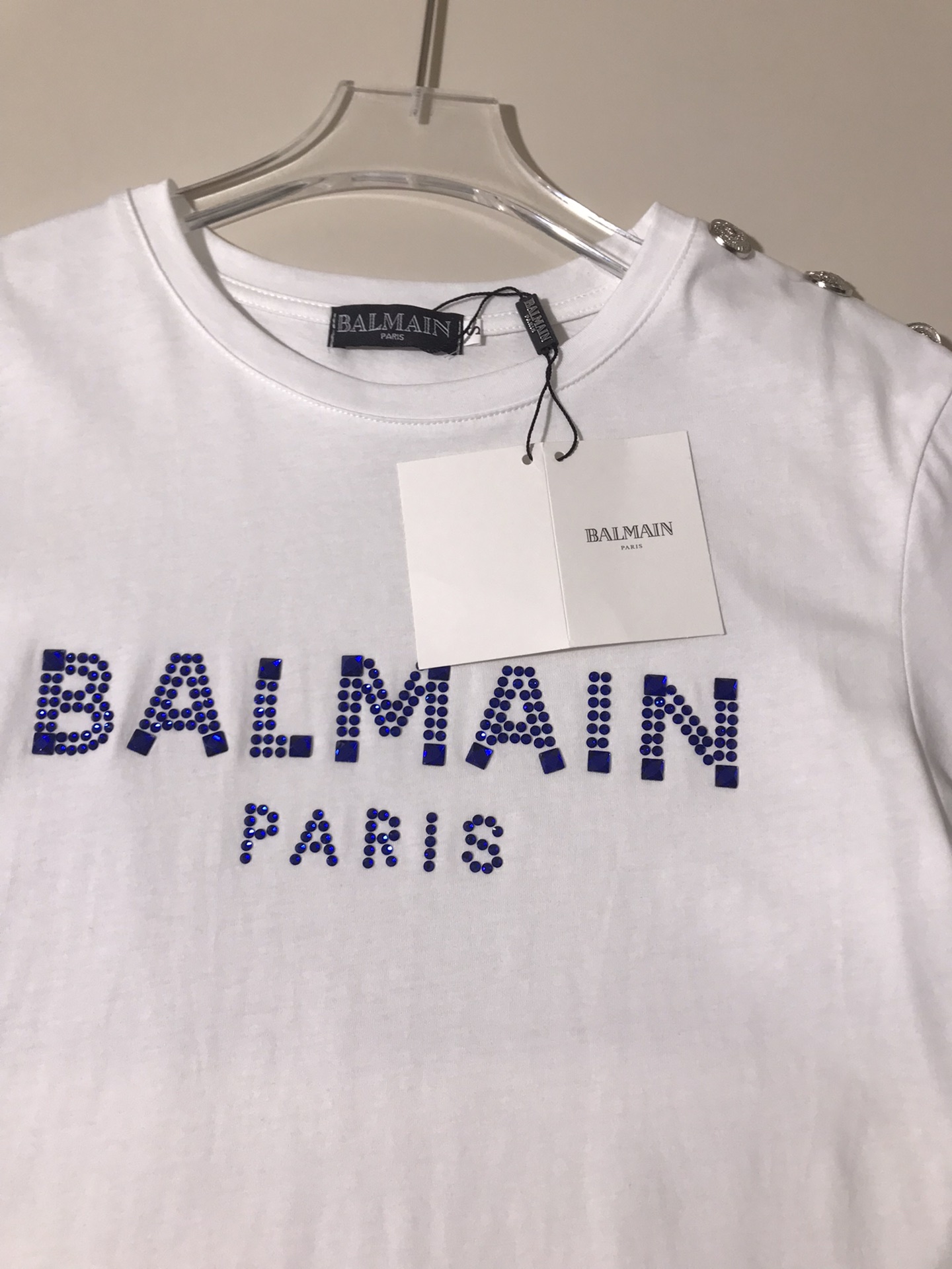 High-end Women’s Clothing: Balma’s Explosive Button T-shirt with Diamond-Driven Shoulder - 图片 5