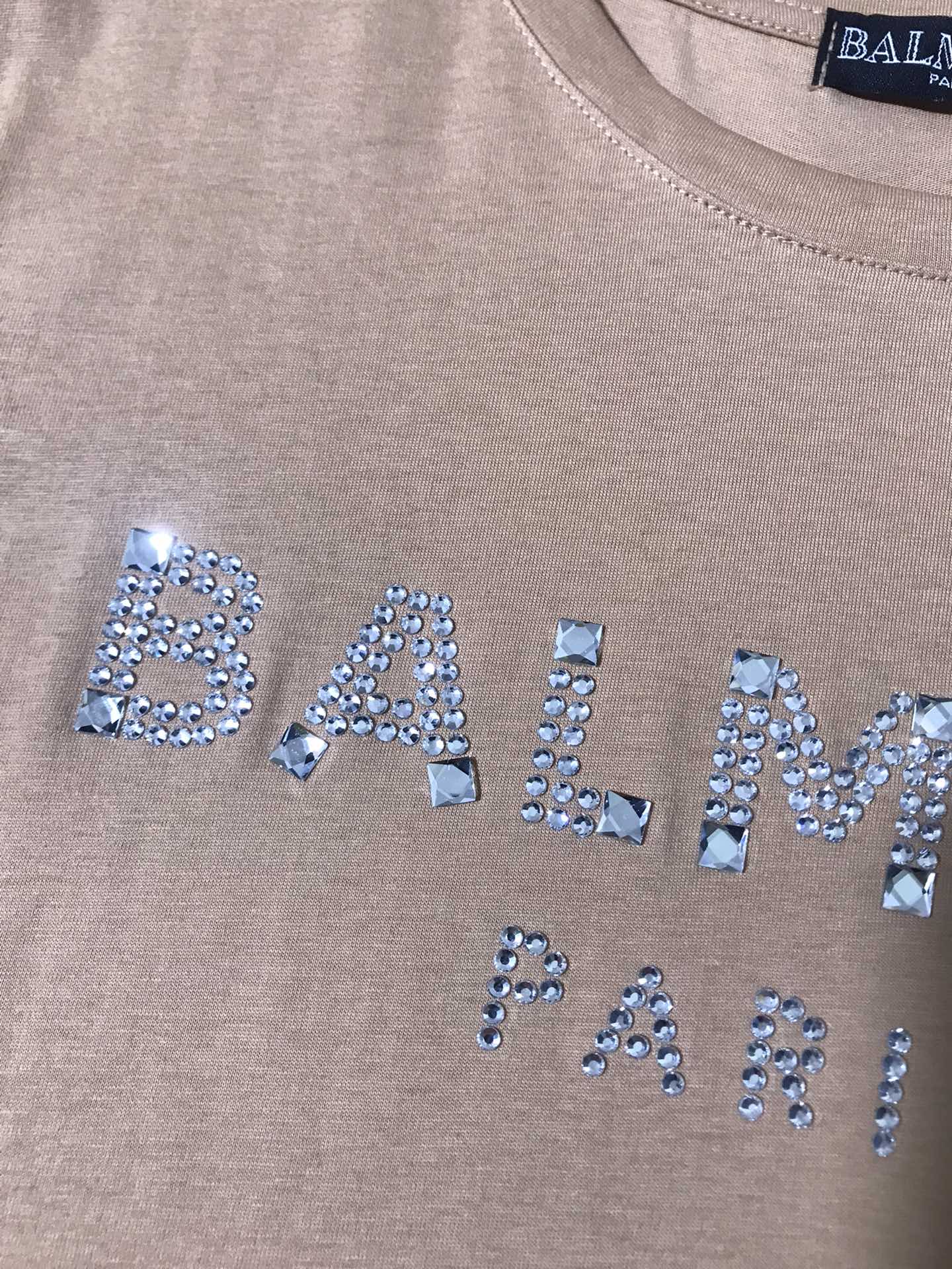 High-End Women’s Clothing with Explosive Buttons and Diamond-Driven Shoulders - 图片 6