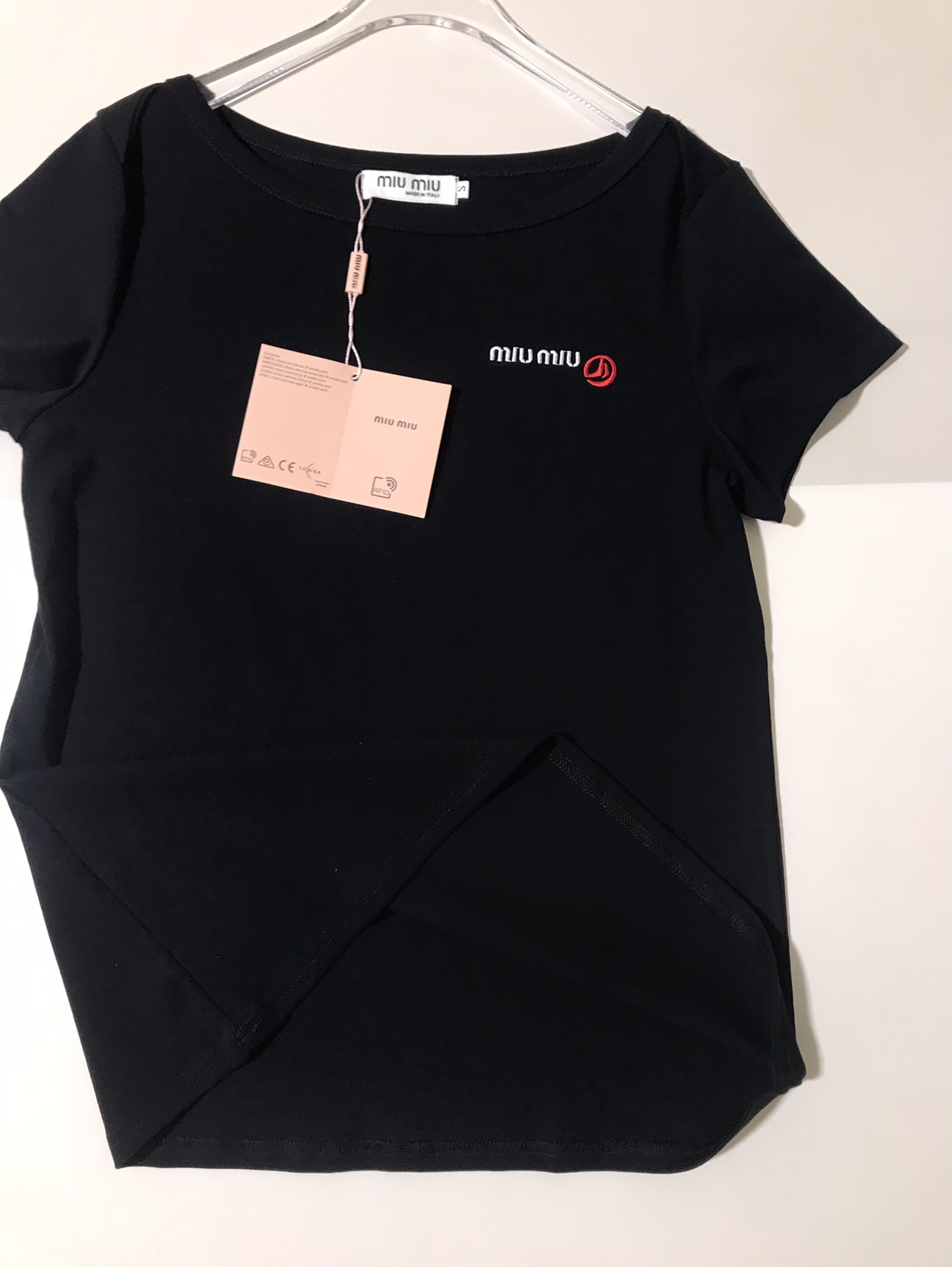 High-end Women’s Clothing with Premium Packaging by Ms. Miu Miu: Super-Looking Teenage Girls. - 图片 9