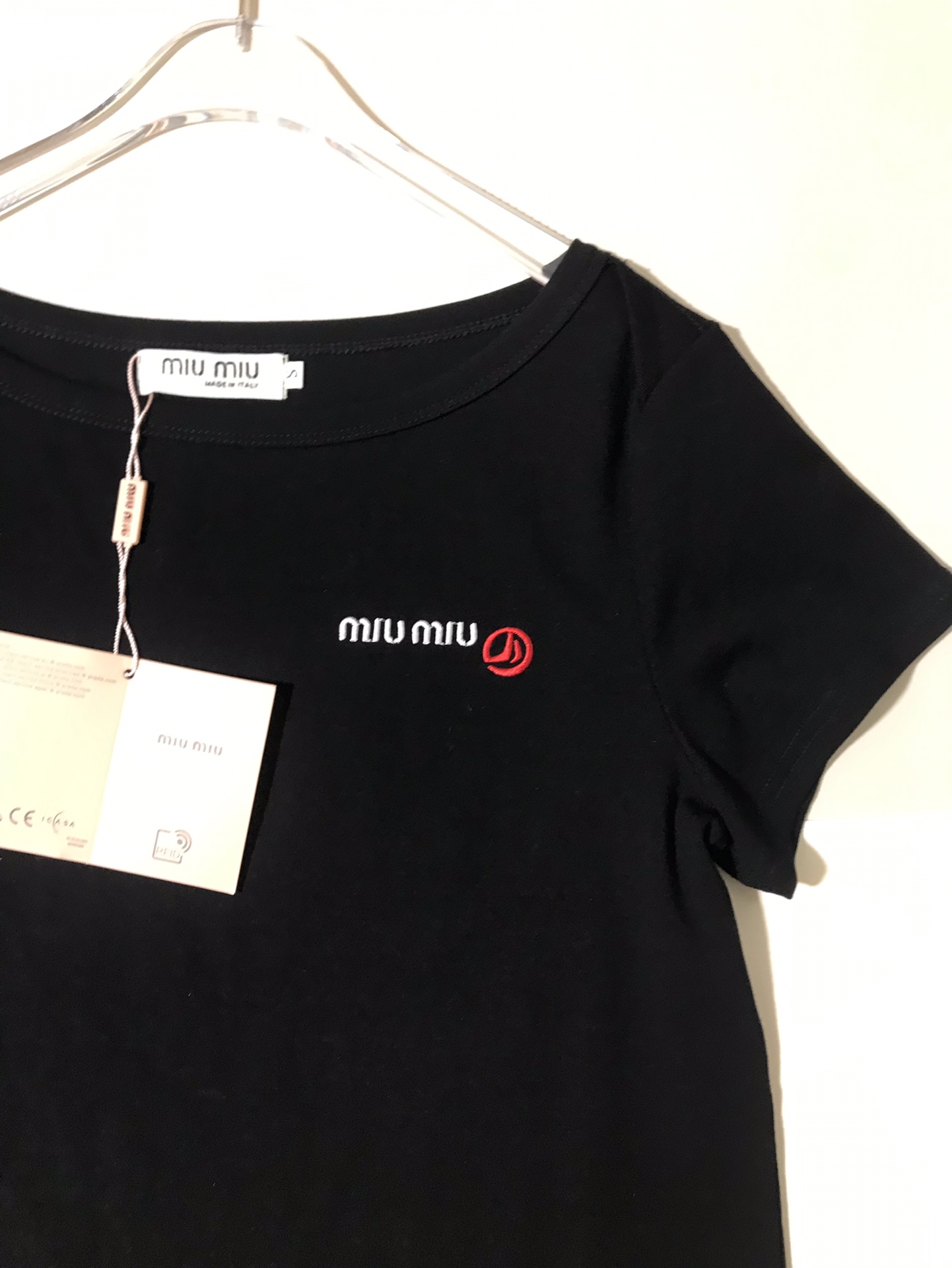 High-end Women’s Clothing with Premium Packaging by Ms. Miu Miu: Super-Looking Teenage Girls. - 图片 7