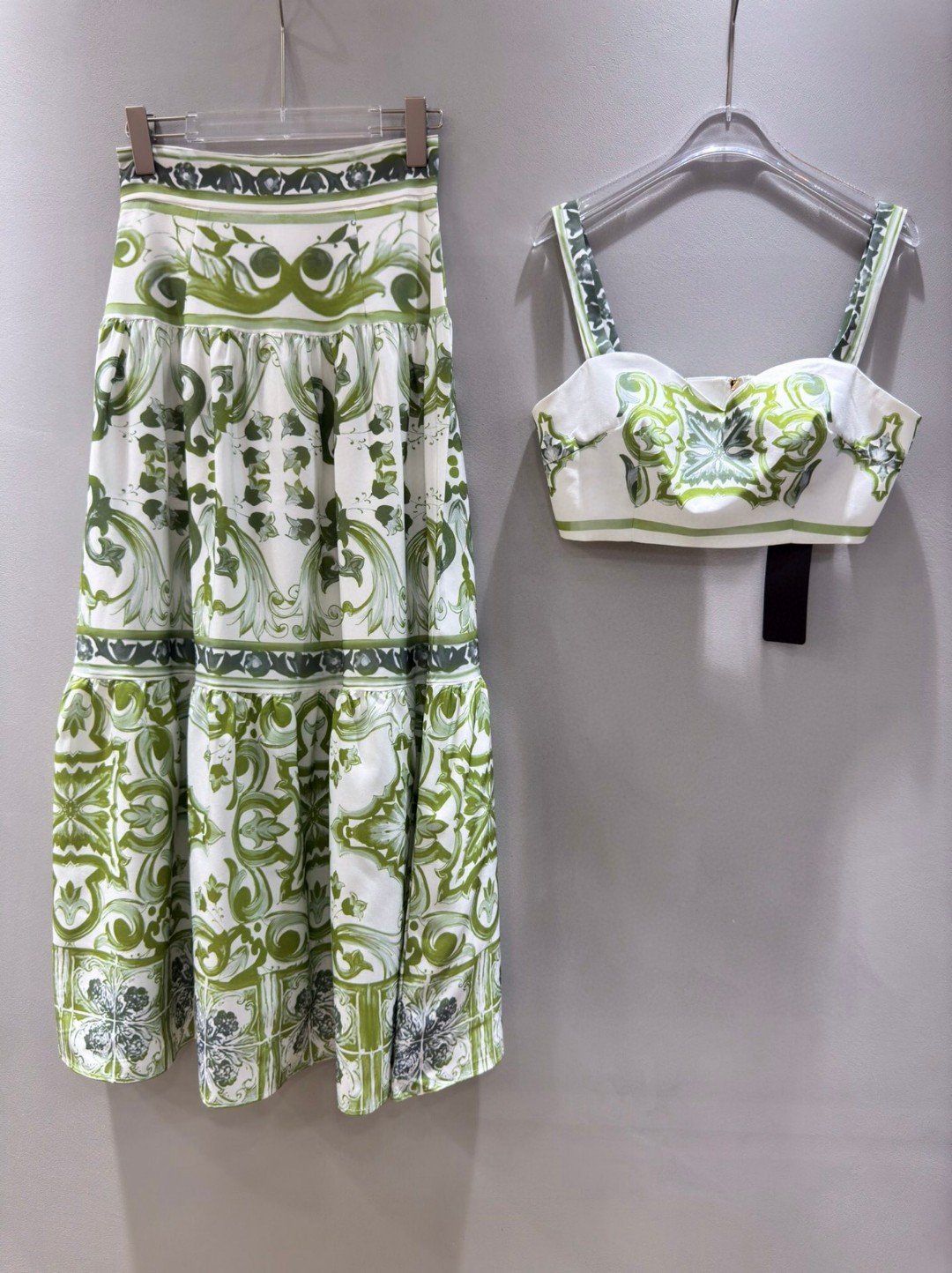 High-End Women’s Clothing Sets with Versace Van Sage Mediterranean Design and Custom Metal Buttons - 图片 2