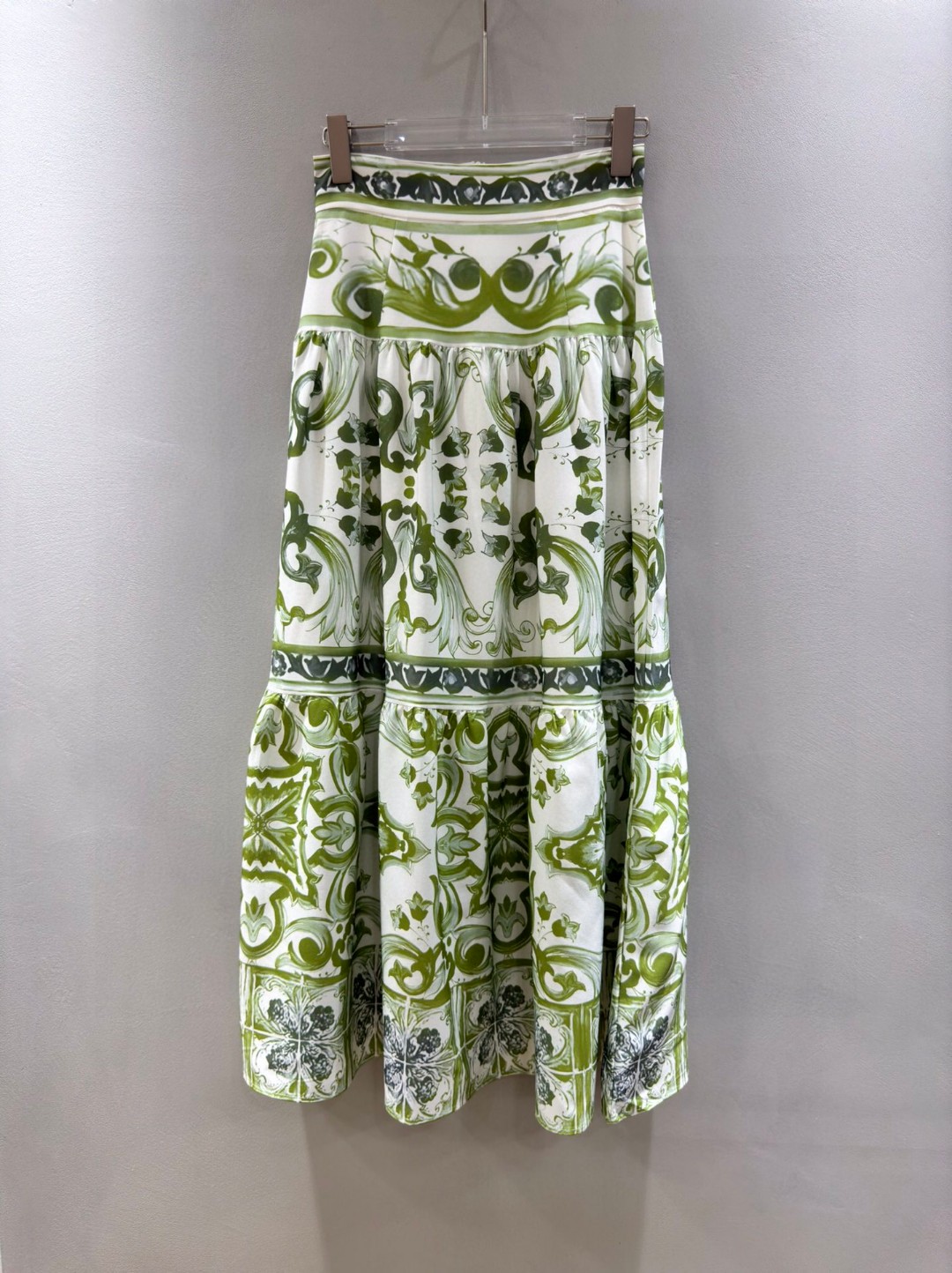 High-End Women’s Clothing Sets with Versace Van Sage Mediterranean Design and Custom Metal Buttons - 图片 5