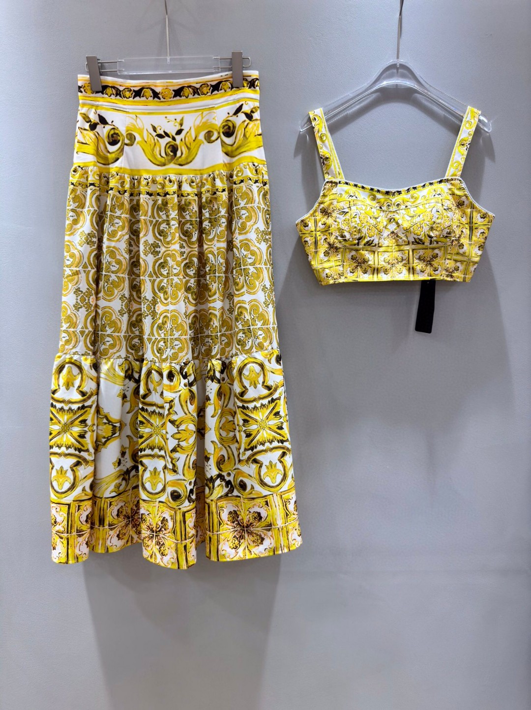 High-End Women’s Clothing Sets with Versace-inspired Details and Custom Metal Buttons - 图片 2