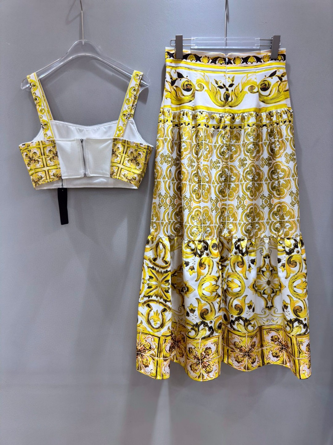 High-End Women’s Clothing Sets with Versace-inspired Details and Custom Metal Buttons - 图片 3