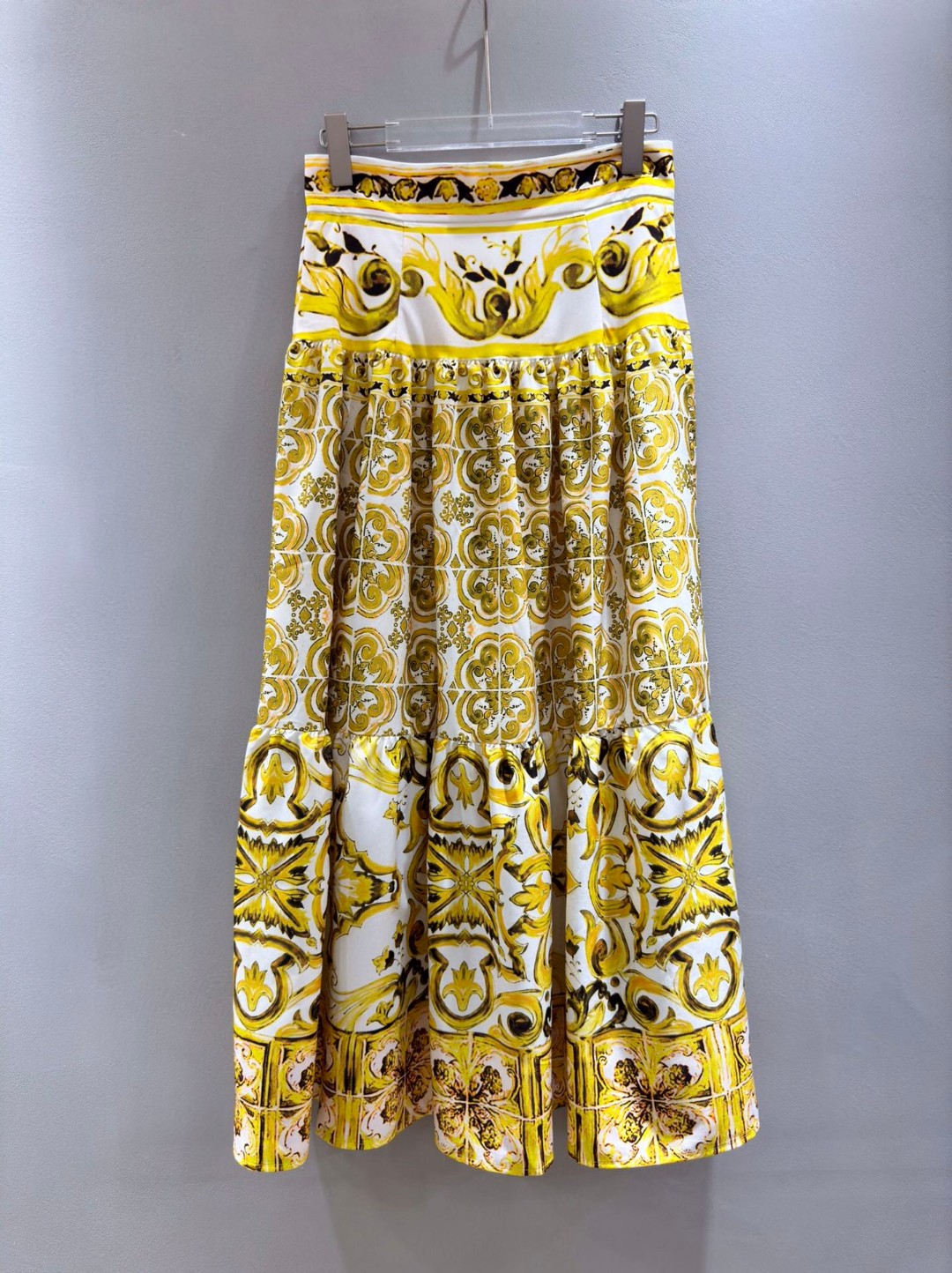 High-End Women’s Clothing Sets with Versace-inspired Details and Custom Metal Buttons - 图片 5