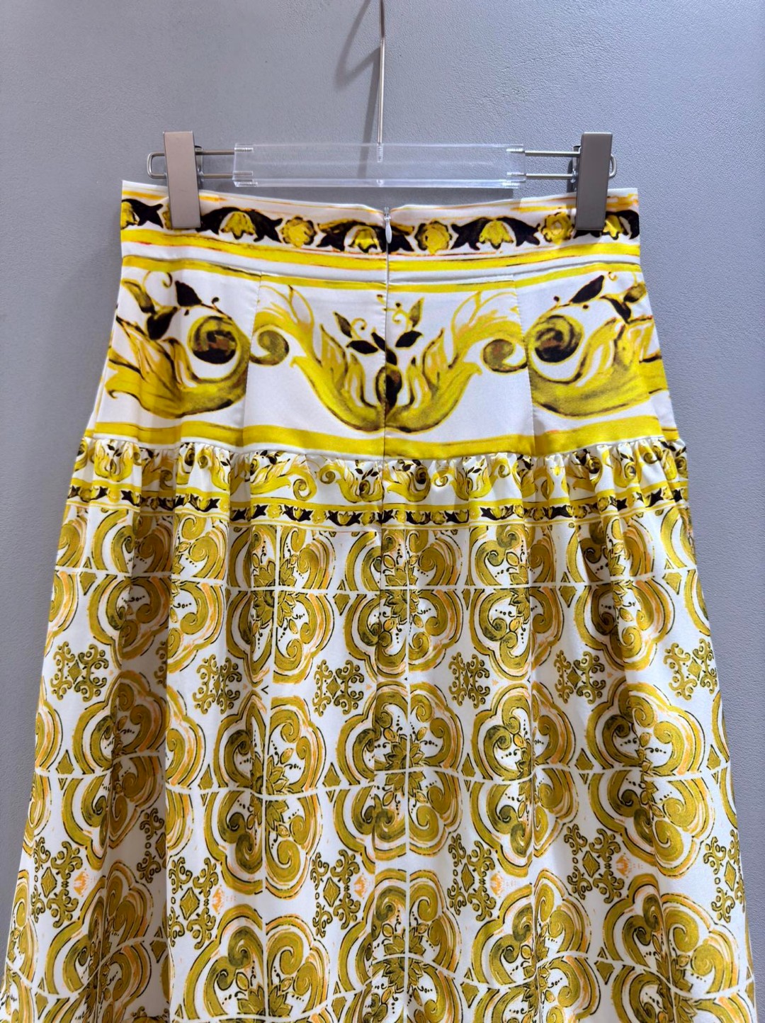 High-End Women’s Clothing Sets with Versace-inspired Details and Custom Metal Buttons - 图片 8