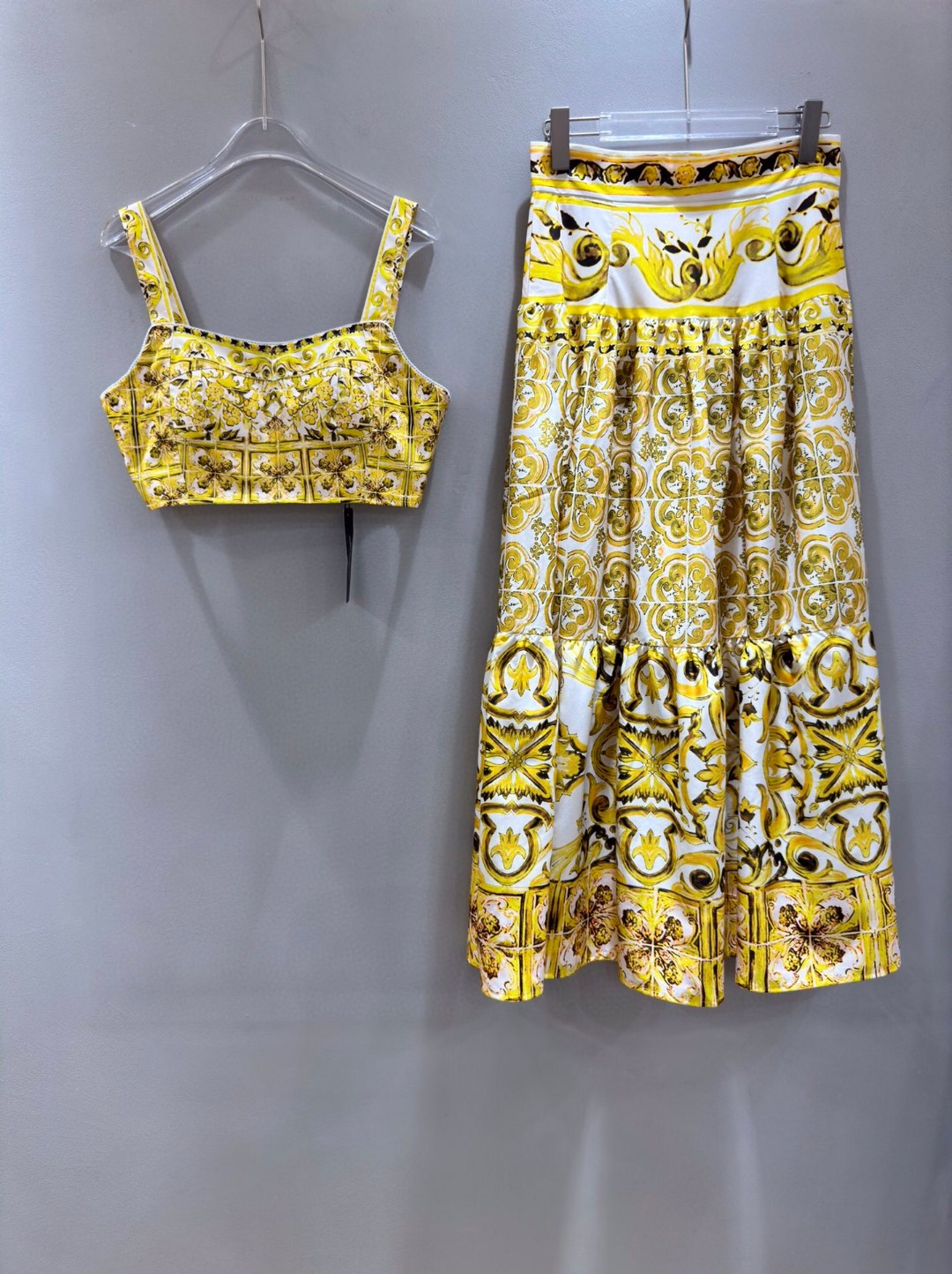 High-End Women’s Clothing Sets with Versace-inspired Details and Custom Metal Buttons - 图片 9