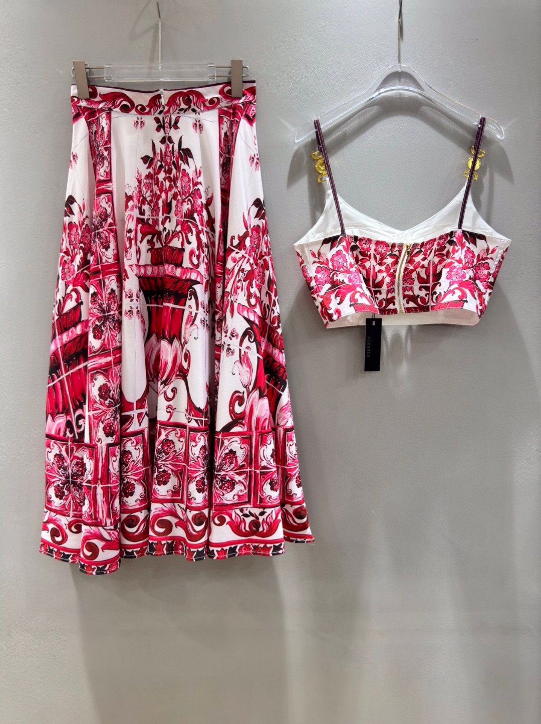 High-End Women’s Clothing Sets with Versace Packaging and Custom Metal Buttons - 图片 3