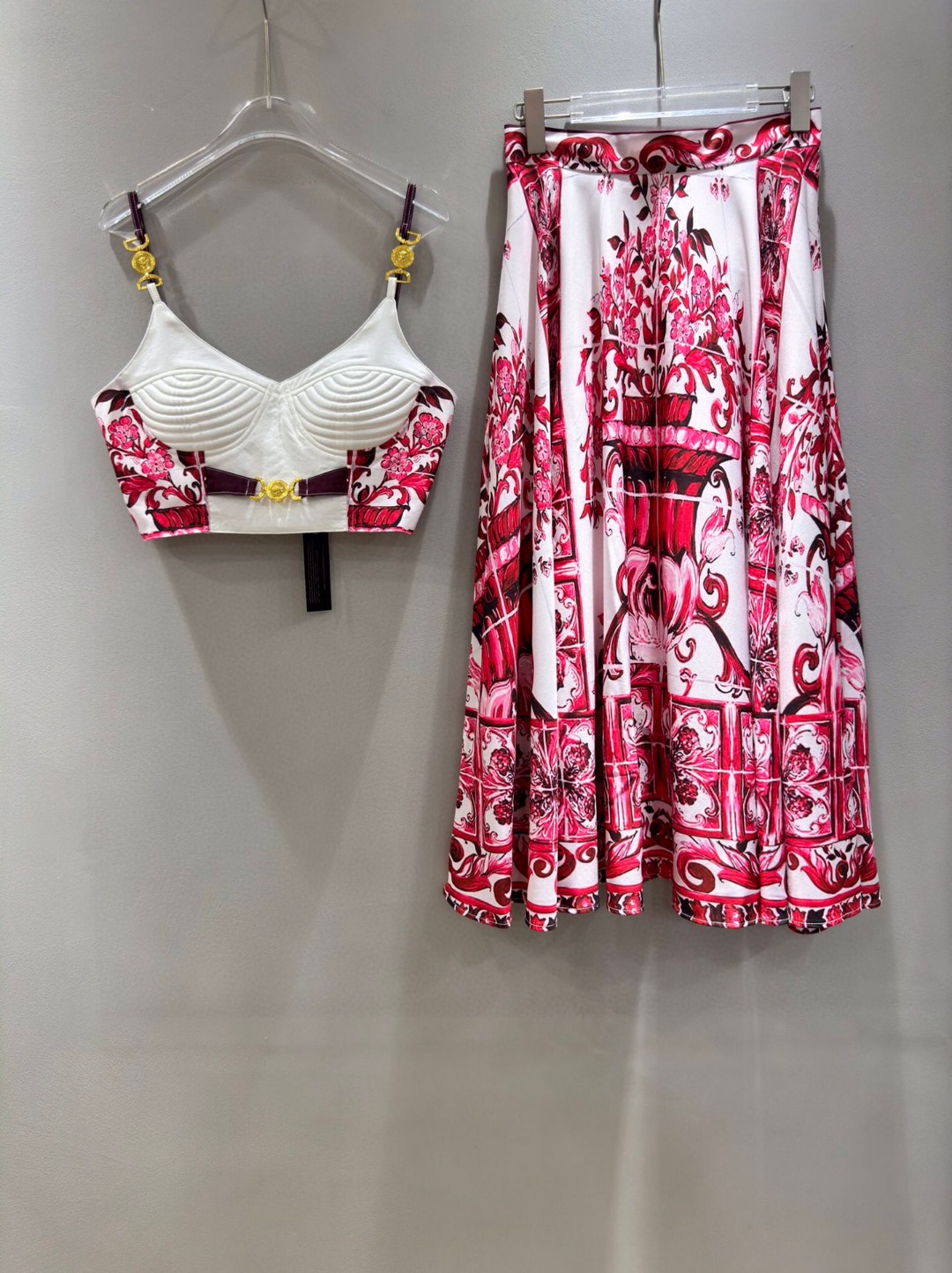High-End Women’s Clothing Sets with Versace Packaging and Custom Metal Buttons - 图片 1