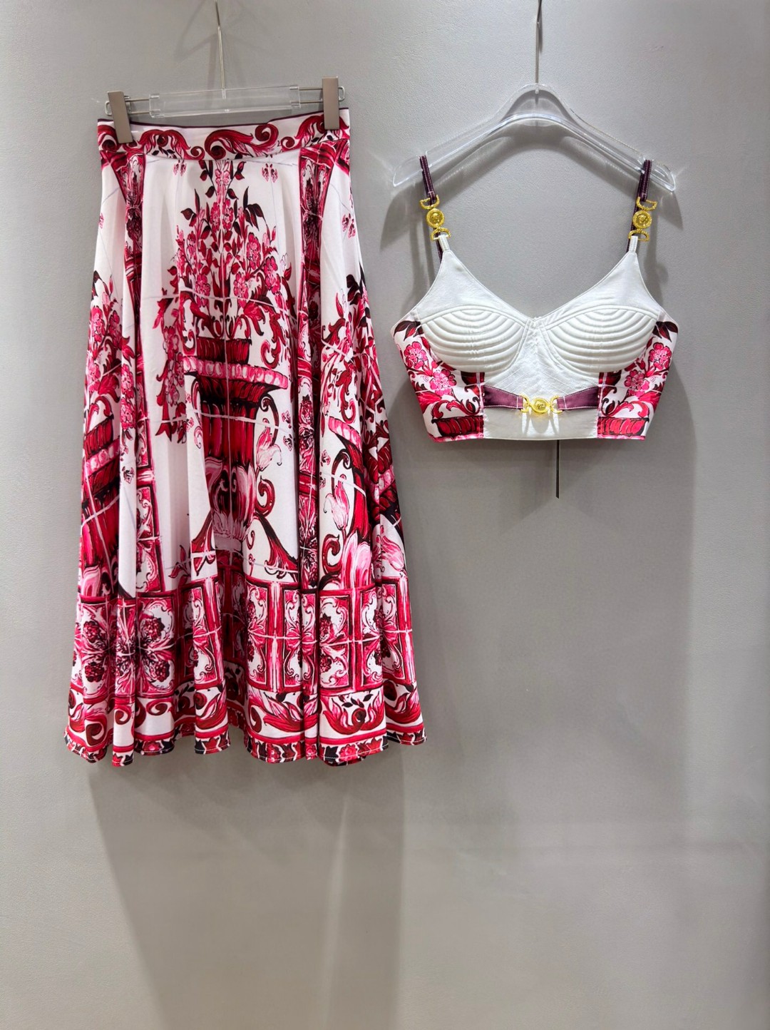 High-End Women’s Clothing Sets with Versace Packaging and Custom Metal Buttons - 图片 8