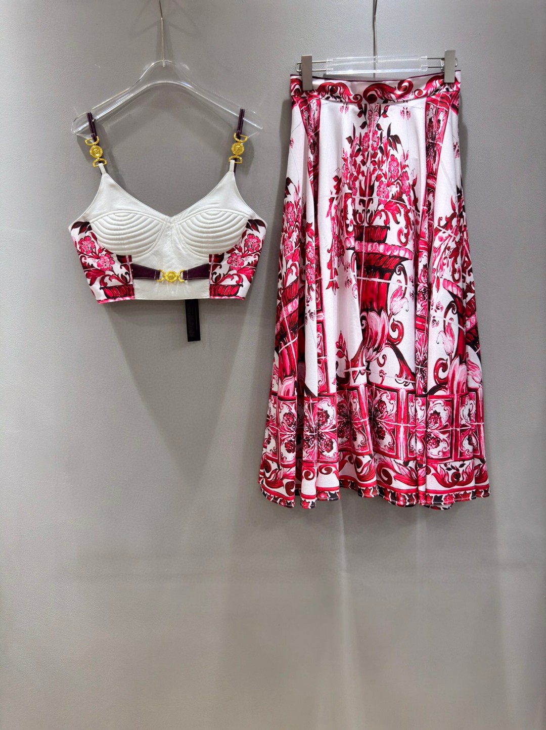 High-End Women’s Clothing Sets with Versace Packaging and Custom Metal Buttons - 图片 9