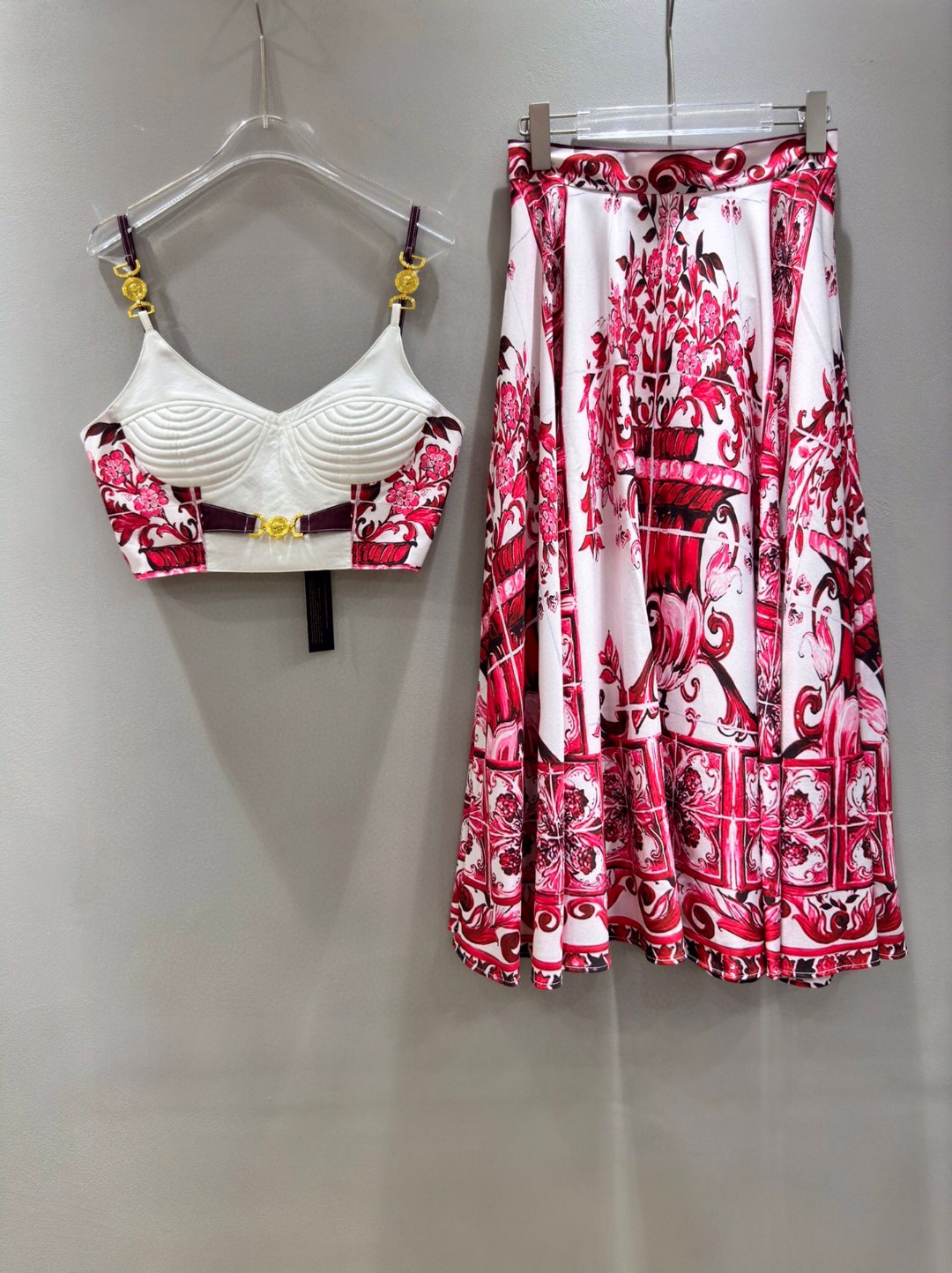 High-End Women’s Clothing Sets with Versace Packaging and Custom Metal Buttons - 图片 7