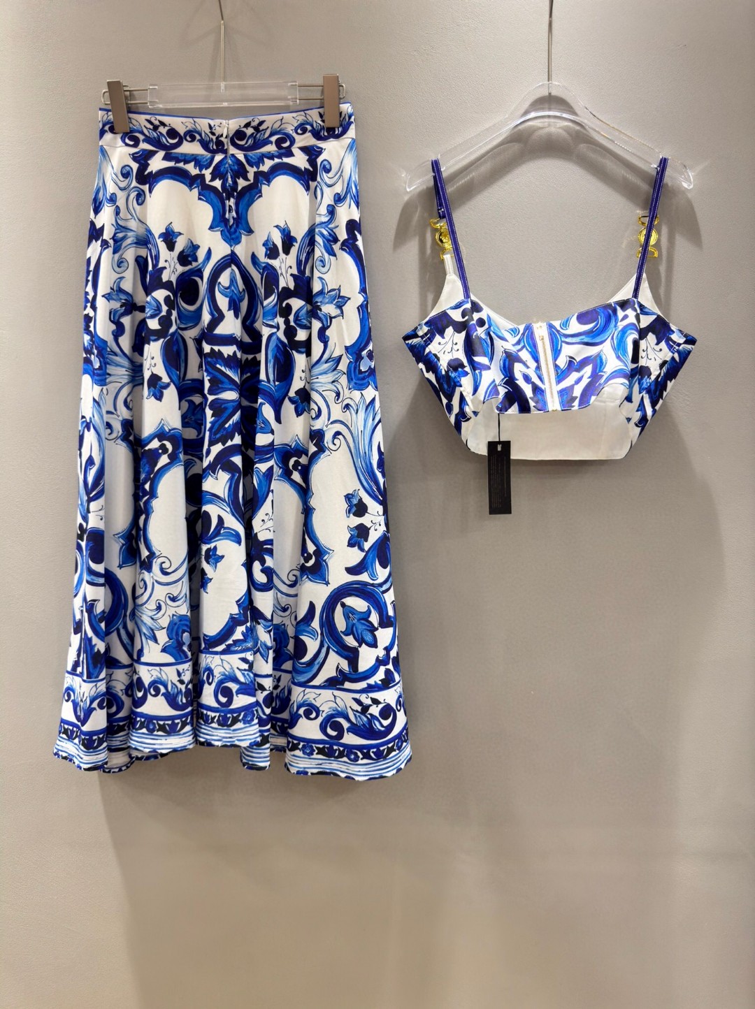 High-End Women’s Clothing Sets with Versace-Inspired Design and Custom Metal Buttons - 图片 9