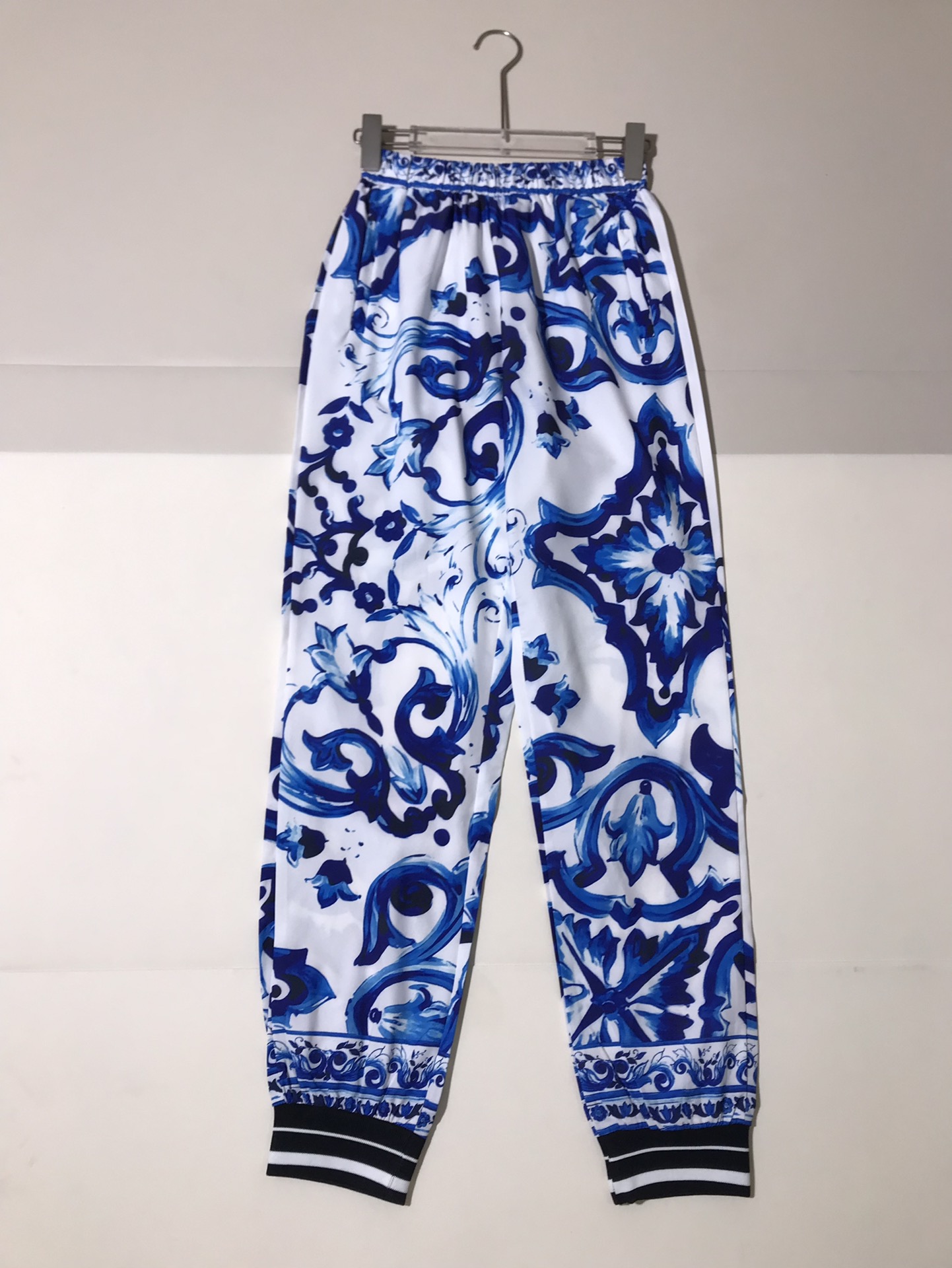 High-end Women’s Clothes: Dolce & Gabbana/Douga Banner Porcelain Pumper Pants – SMLXL. - 图片 1