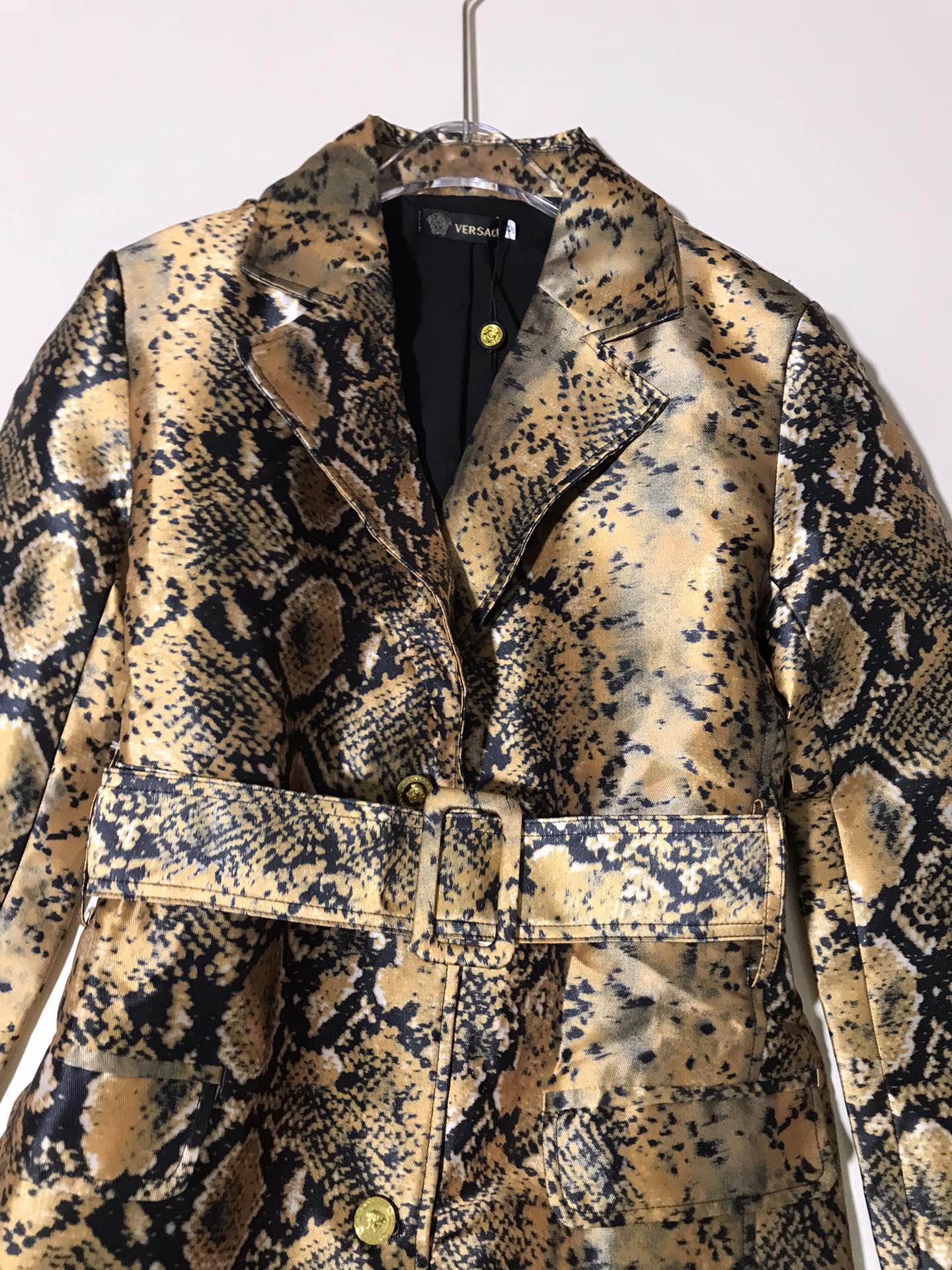 “Versace Women’s Suit with Metal Circles and Belts, High-Quality Packaging Included” - 图片 5