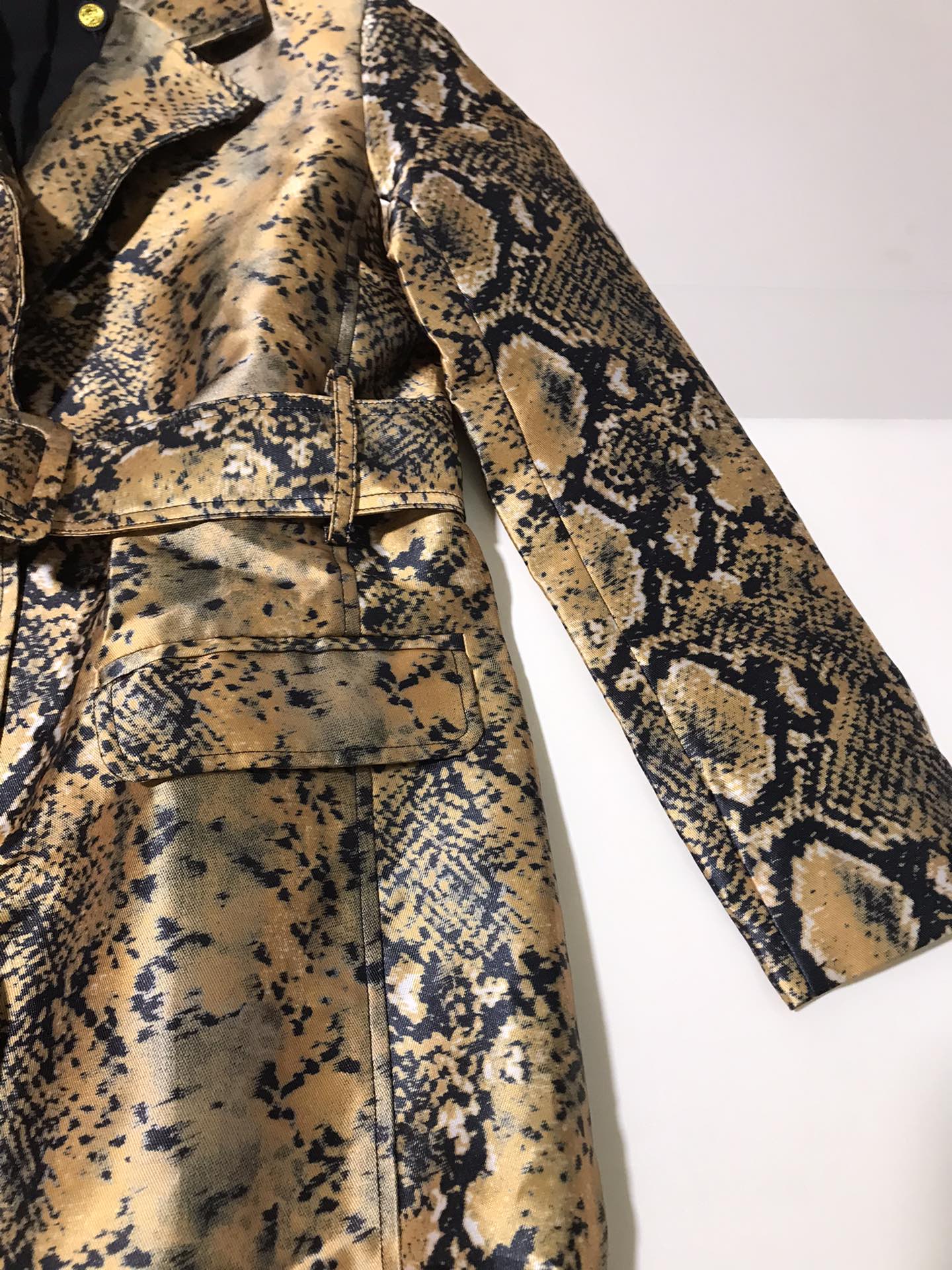 “Versace Women’s Suit with Metal Circles and Belts, High-Quality Packaging Included” - 图片 8