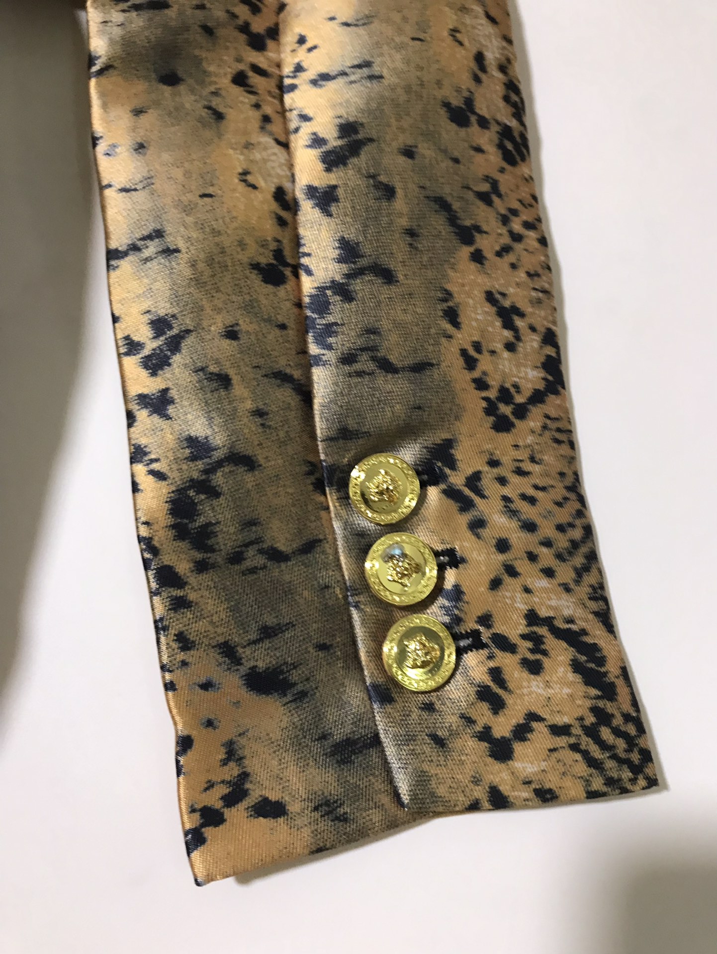 “Versace Women’s Suit with Metal Circles and Belts, High-Quality Packaging Included” - 图片 7