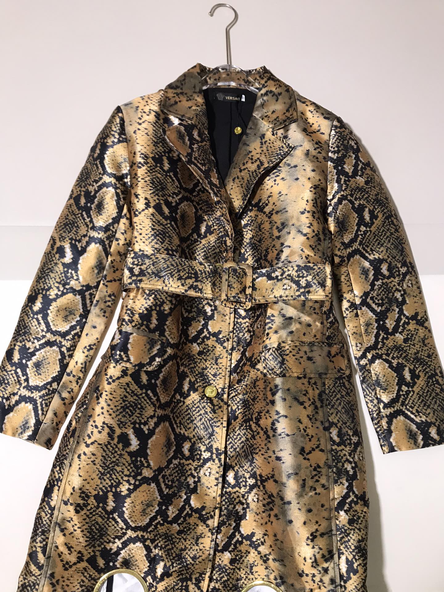 “Versace Women’s Suit with Metal Circles and Belts, High-Quality Packaging Included” - 图片 3