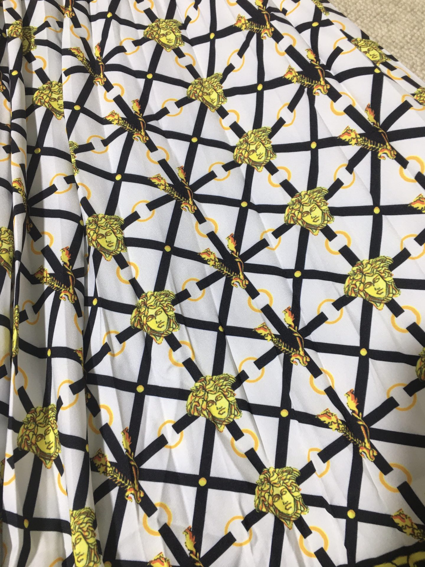 Luxury Women’s Clothing: Versace/Vanthru Packaging, Medusa-Inspired Styles in Various Sizes - 图片 9