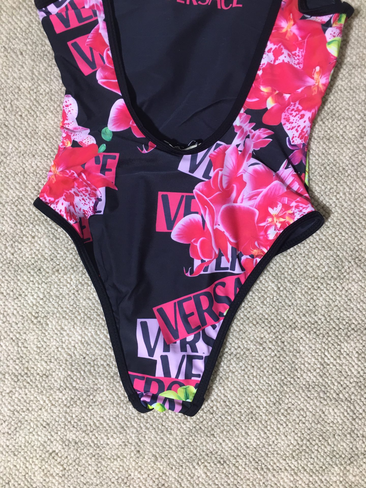 High-end Women’s Clothes: Versace/Francische Red Flowers Collection with Unique Design 🔥 - 图片 9