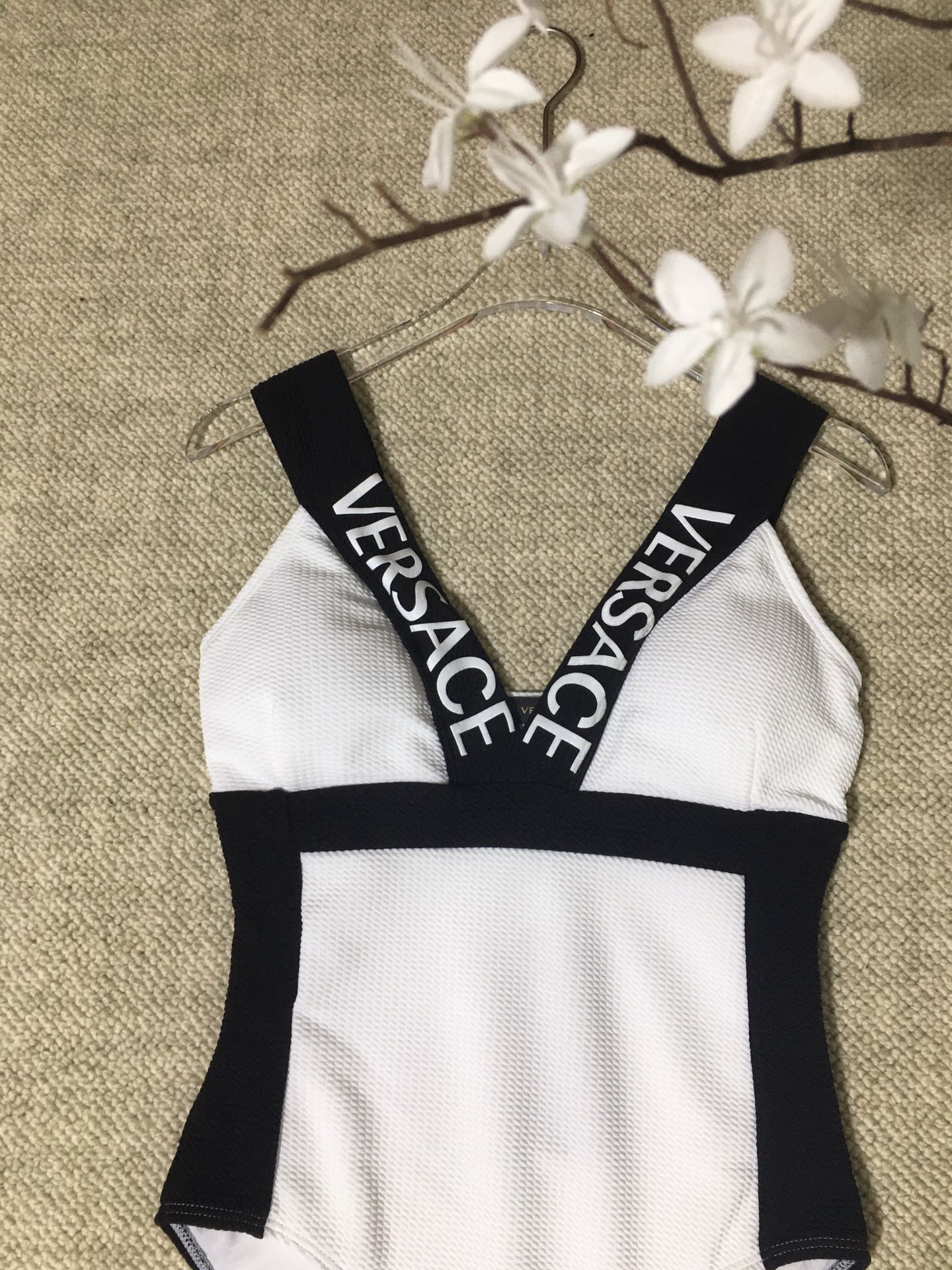 High Quality Women’s Clothes with Versace/Francissor Logo in Black-and-White, Various Sizes Available - 图片 3