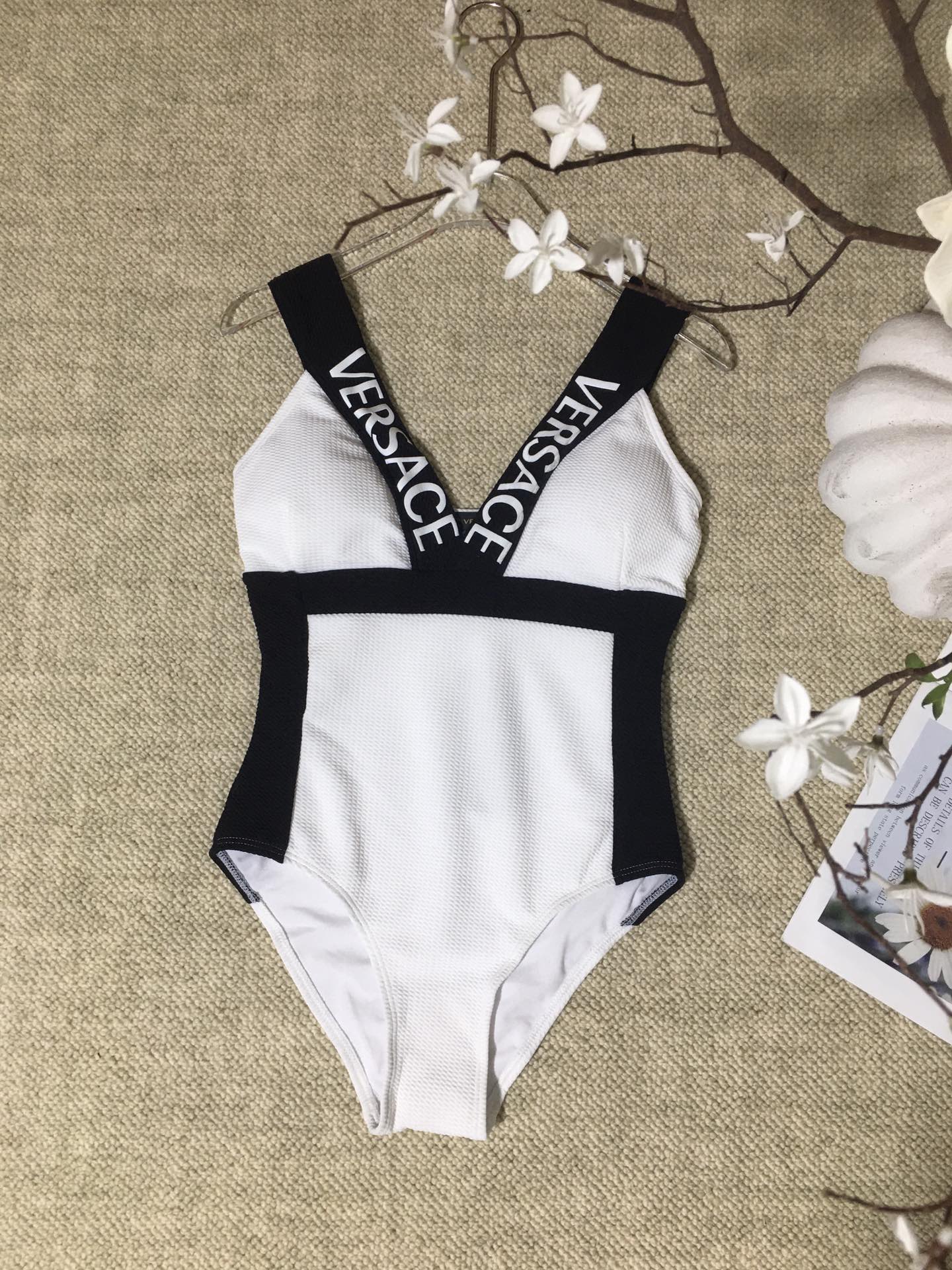 High Quality Women’s Clothes with Versace/Francissor Logo in Black-and-White, Various Sizes Available - 图片 1