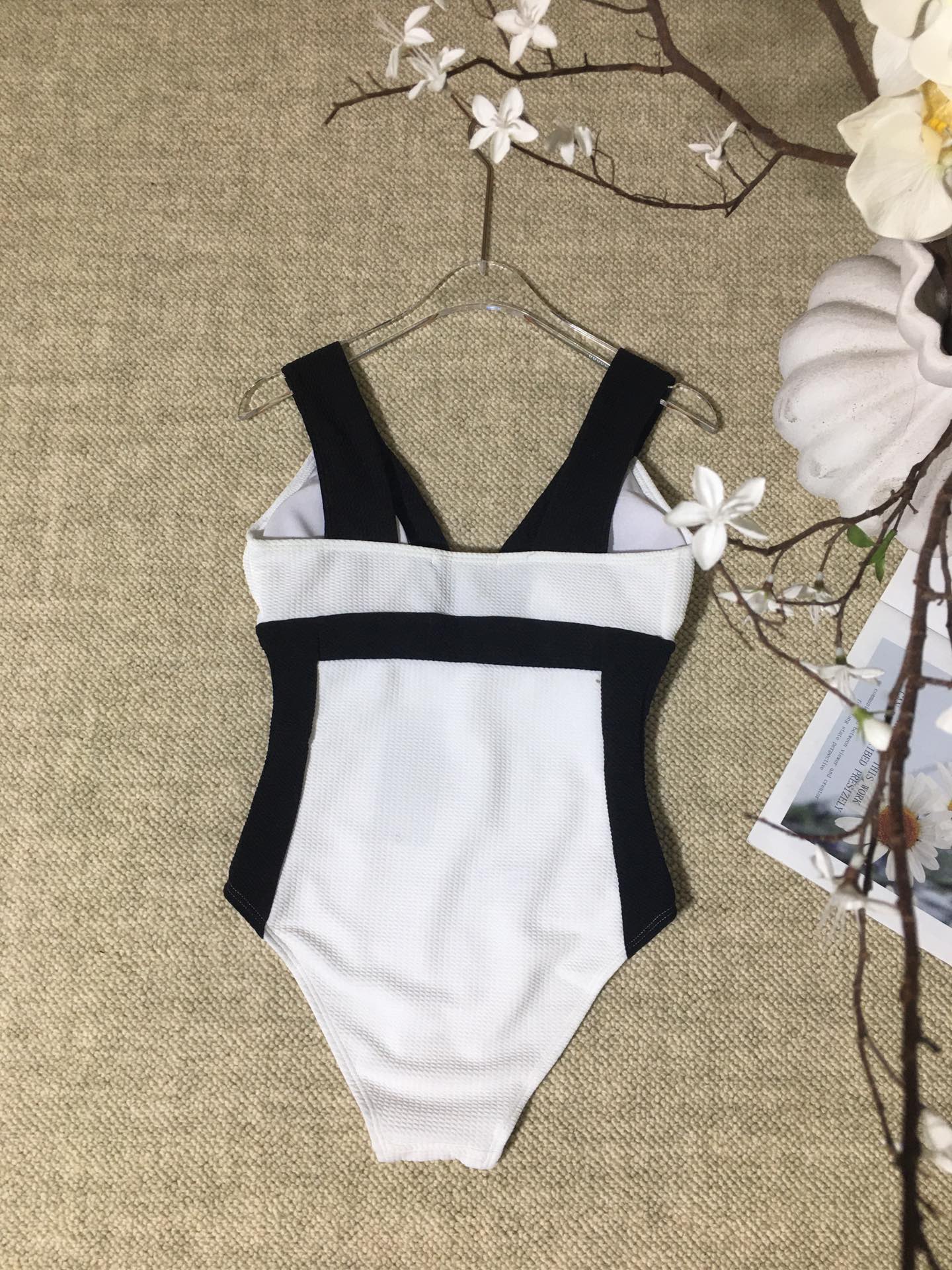 High Quality Women’s Clothes with Versace/Francissor Logo in Black-and-White, Various Sizes Available - 图片 2