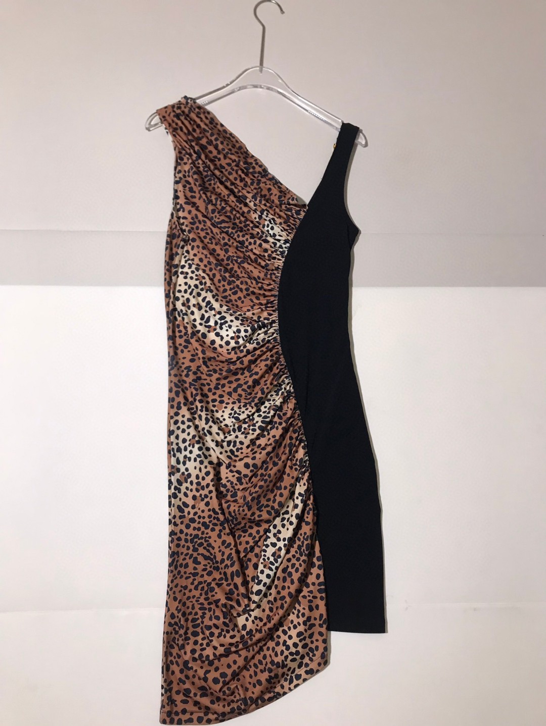 High-Quality Women’s Suit by Versace/Vanthélé: Asymmetrical Tweed Design with Leopard Print. - 图片 2