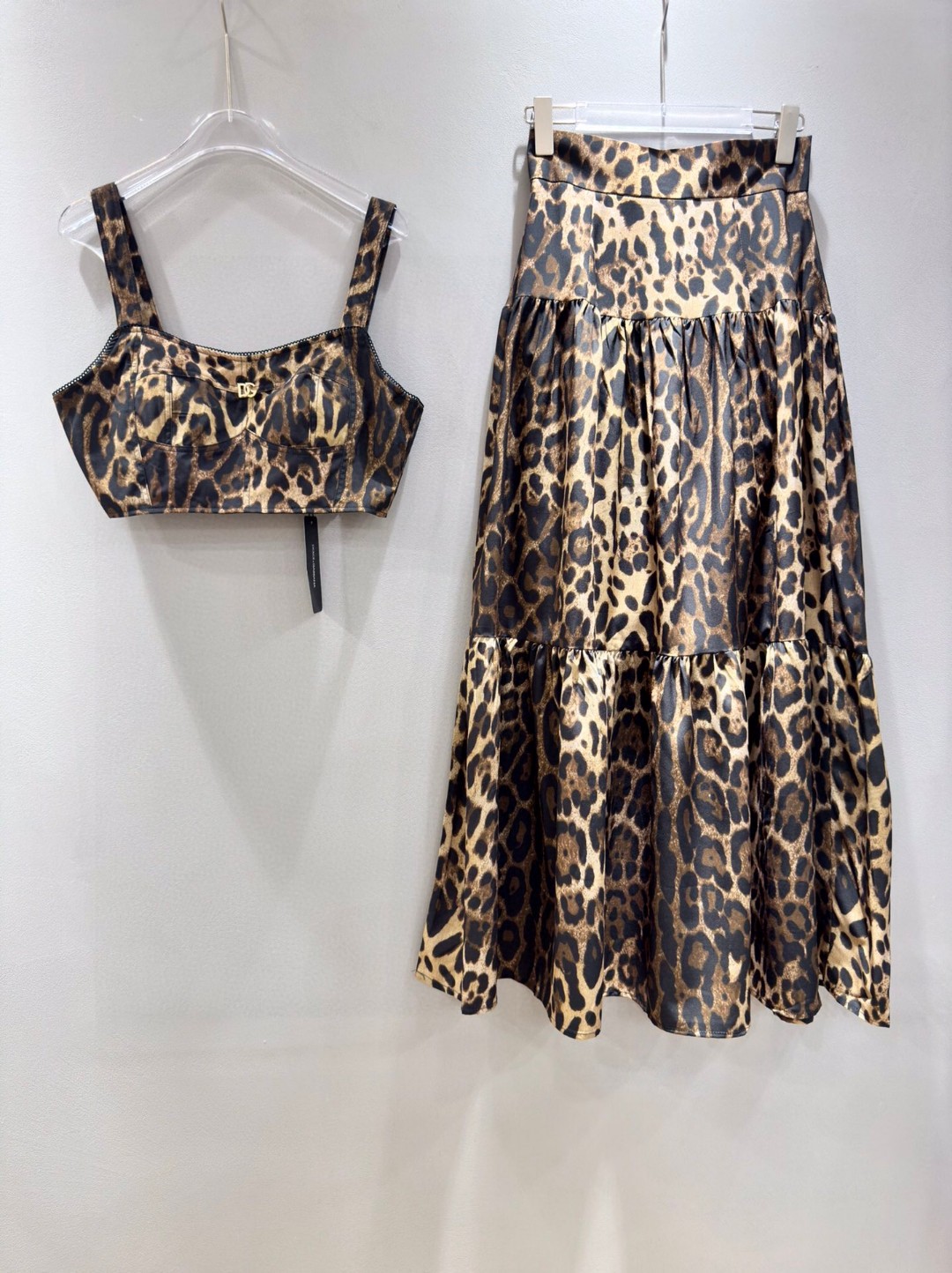 NO:836436,Suit D*G Du*jia Women's sexy leopard print strapless vest top + leopard print mid-length skirt suit for women two-piece set SMLXL,,skirts,19860909套装D*G杜*嘉 女士性感豹纹印花抹胸吊带裹胸背心上衣＋豹纹中长款半身裙套装女 两件套SMLXL,,skirts,,Women's clothing