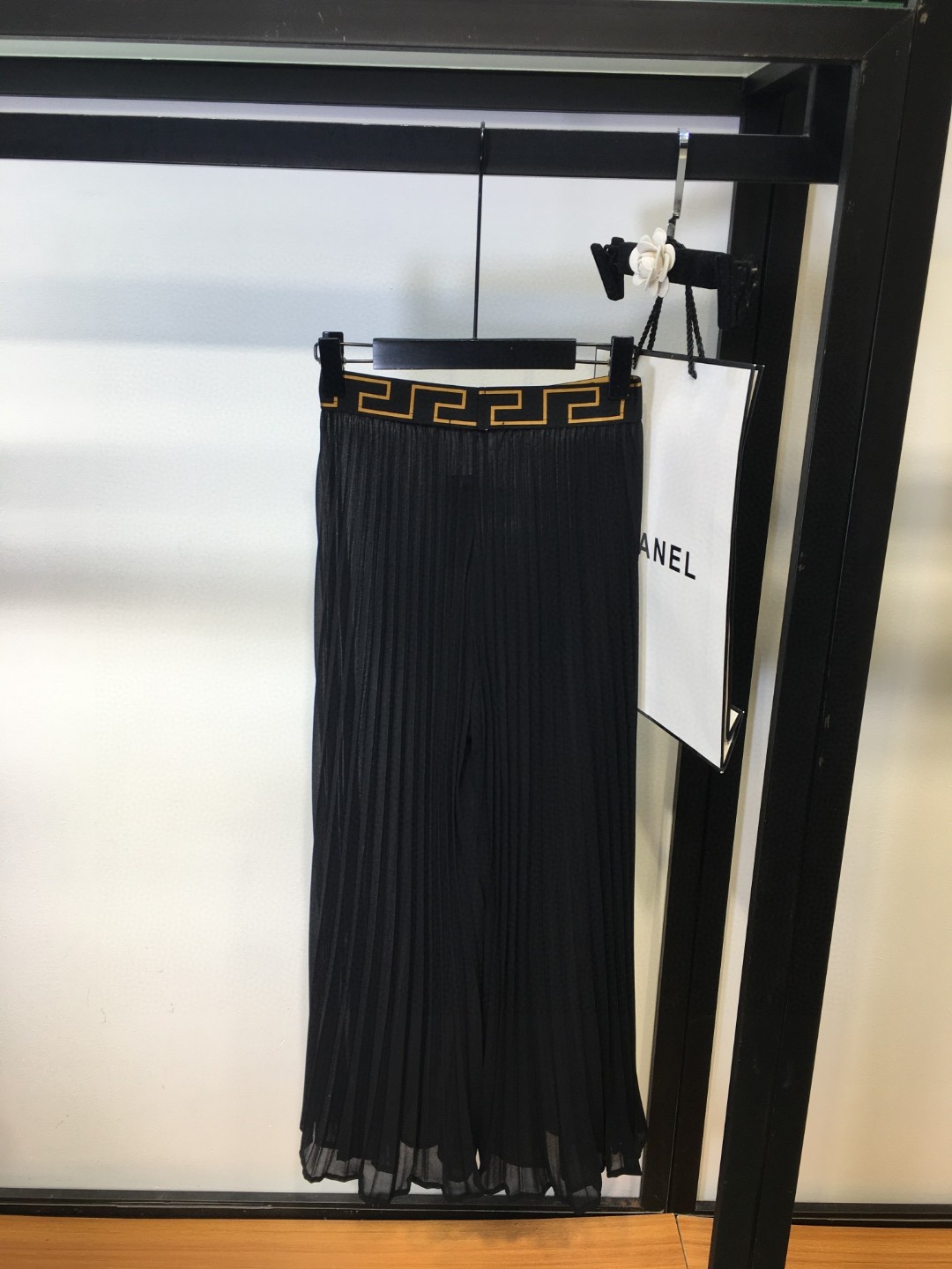 Versace/Franch Chest Women’s Dress with Medusa Hair Detail and Wide-Legged Pants - 图片 2