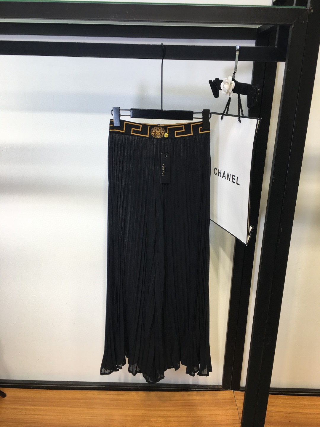 Versace/Franch Chest Women’s Dress with Medusa Hair Detail and Wide-Legged Pants - 图片 1