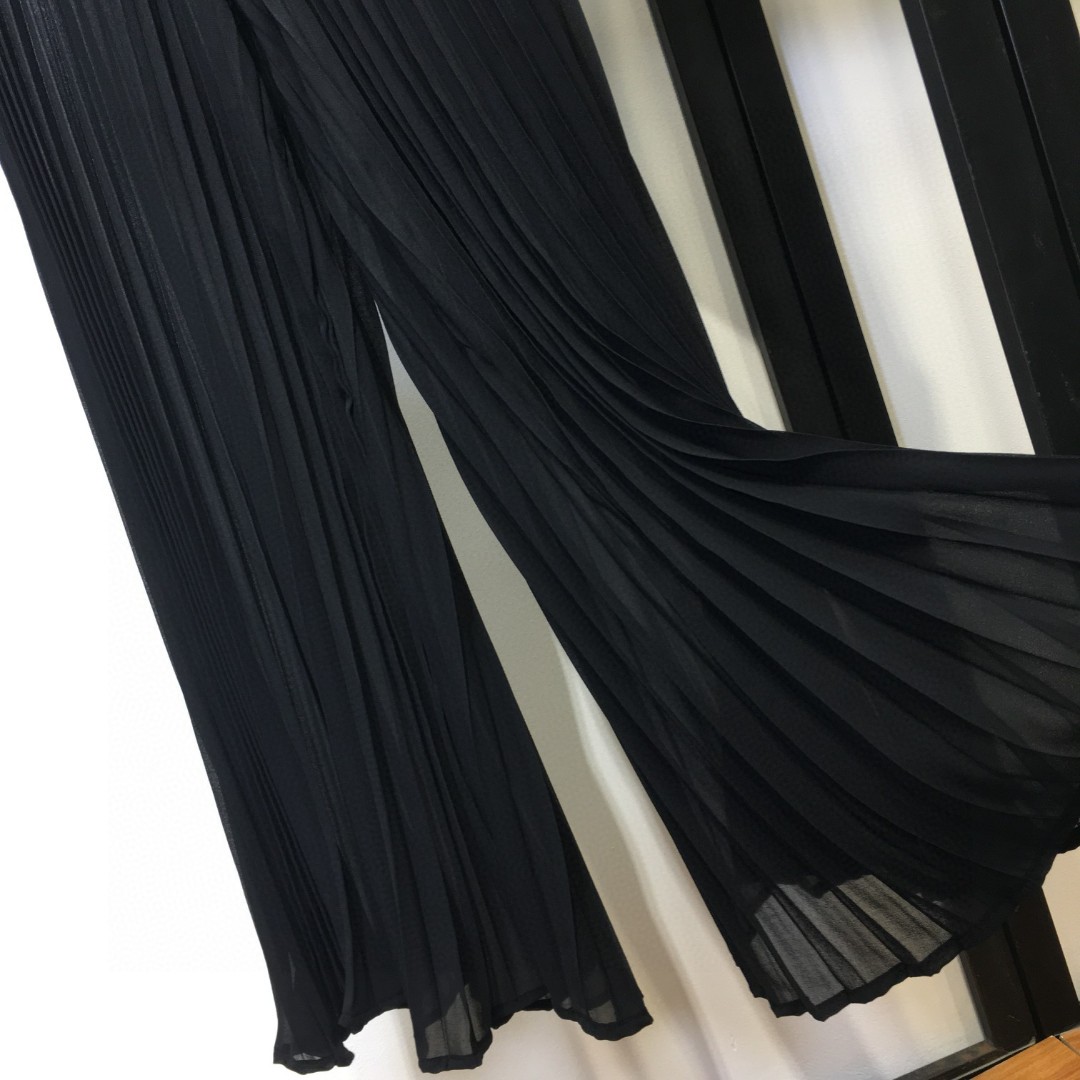 Versace/Franch Chest Women’s Dress with Medusa Hair Detail and Wide-Legged Pants - 图片 4