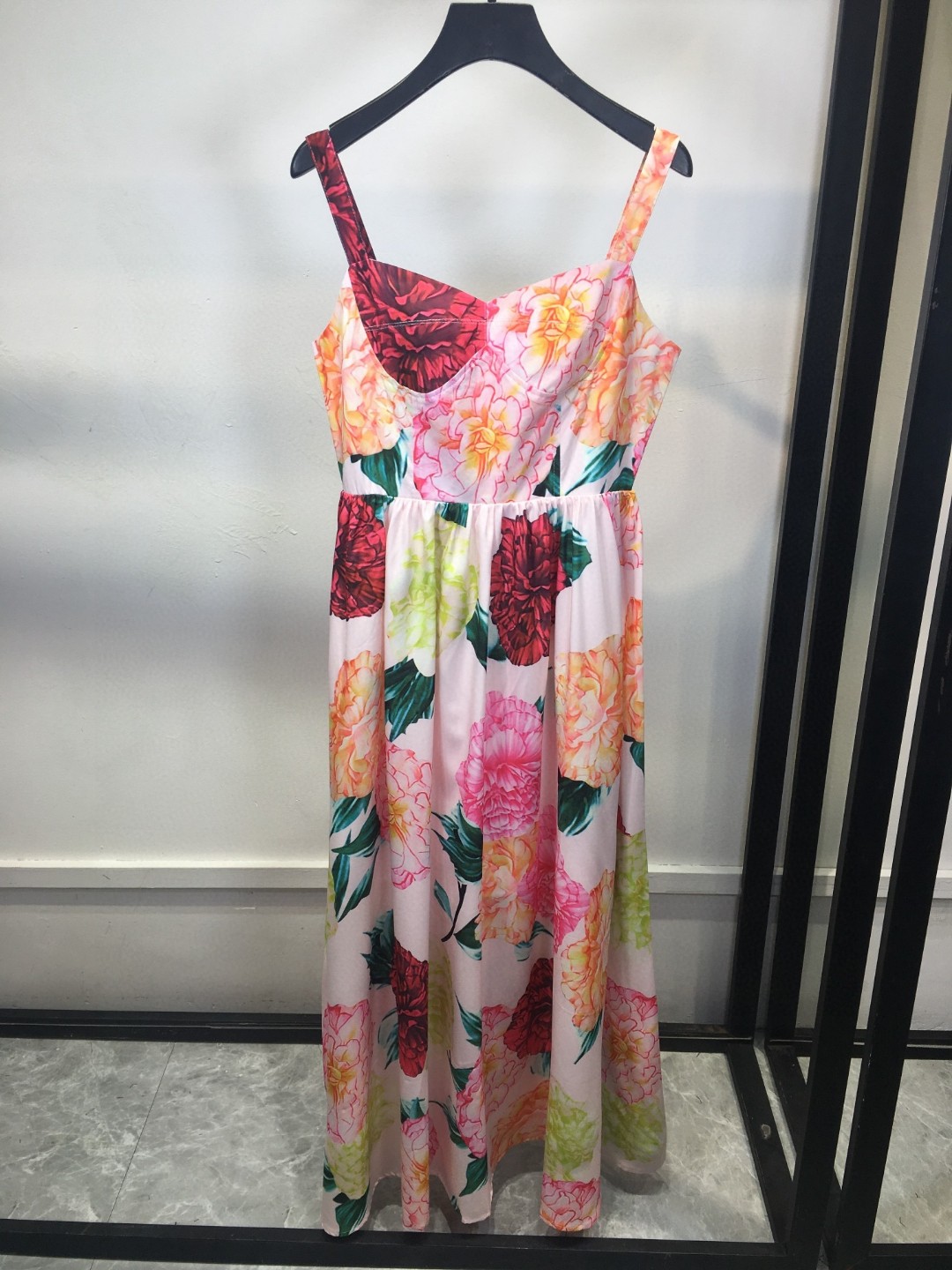 High-End Women’s Clothes: Versace von Schultz Pink Dress with Metal Lacerations - 图片 1