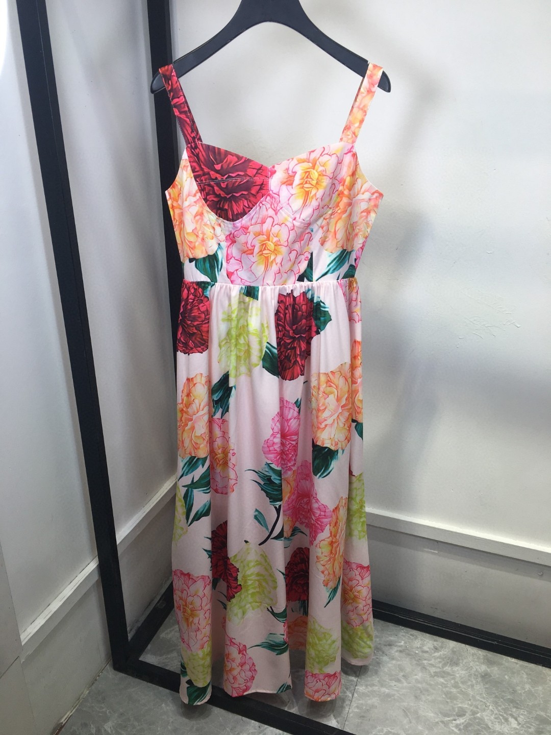 High-End Women’s Clothes: Versace von Schultz Pink Dress with Metal Lacerations - 图片 6