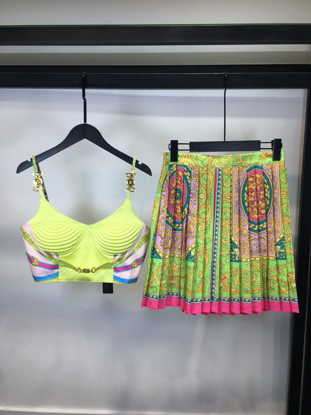 High-Quality Women’s Suits with Custom Metal Buttons and Versatile Designs - 图片 1