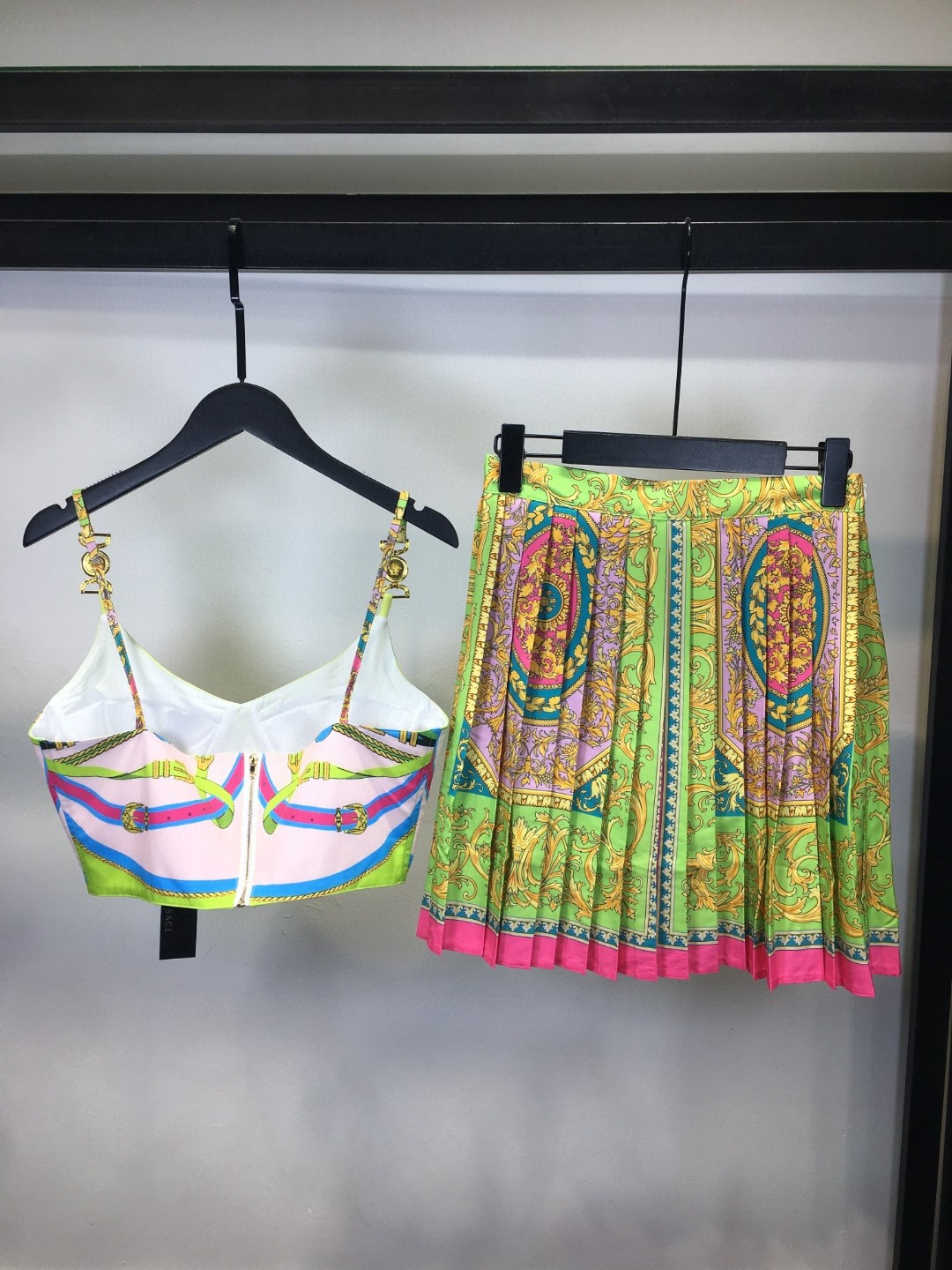 High-Quality Women’s Suits with Custom Metal Buttons and Versatile Designs - 图片 3