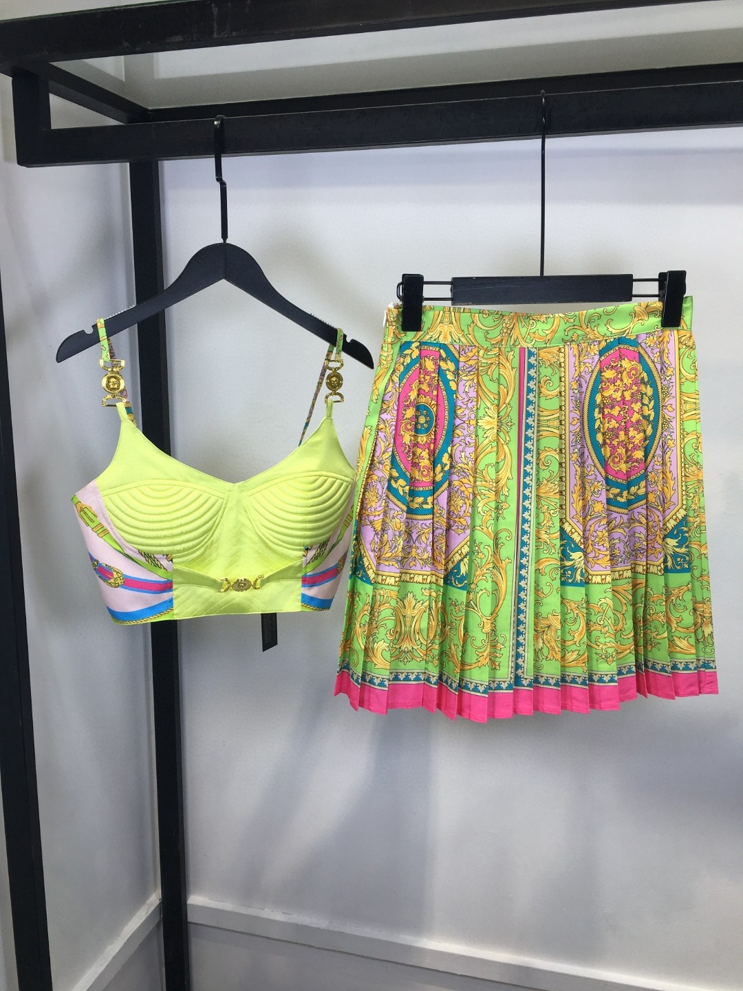 High-Quality Women’s Suits with Custom Metal Buttons and Versatile Designs - 图片 2