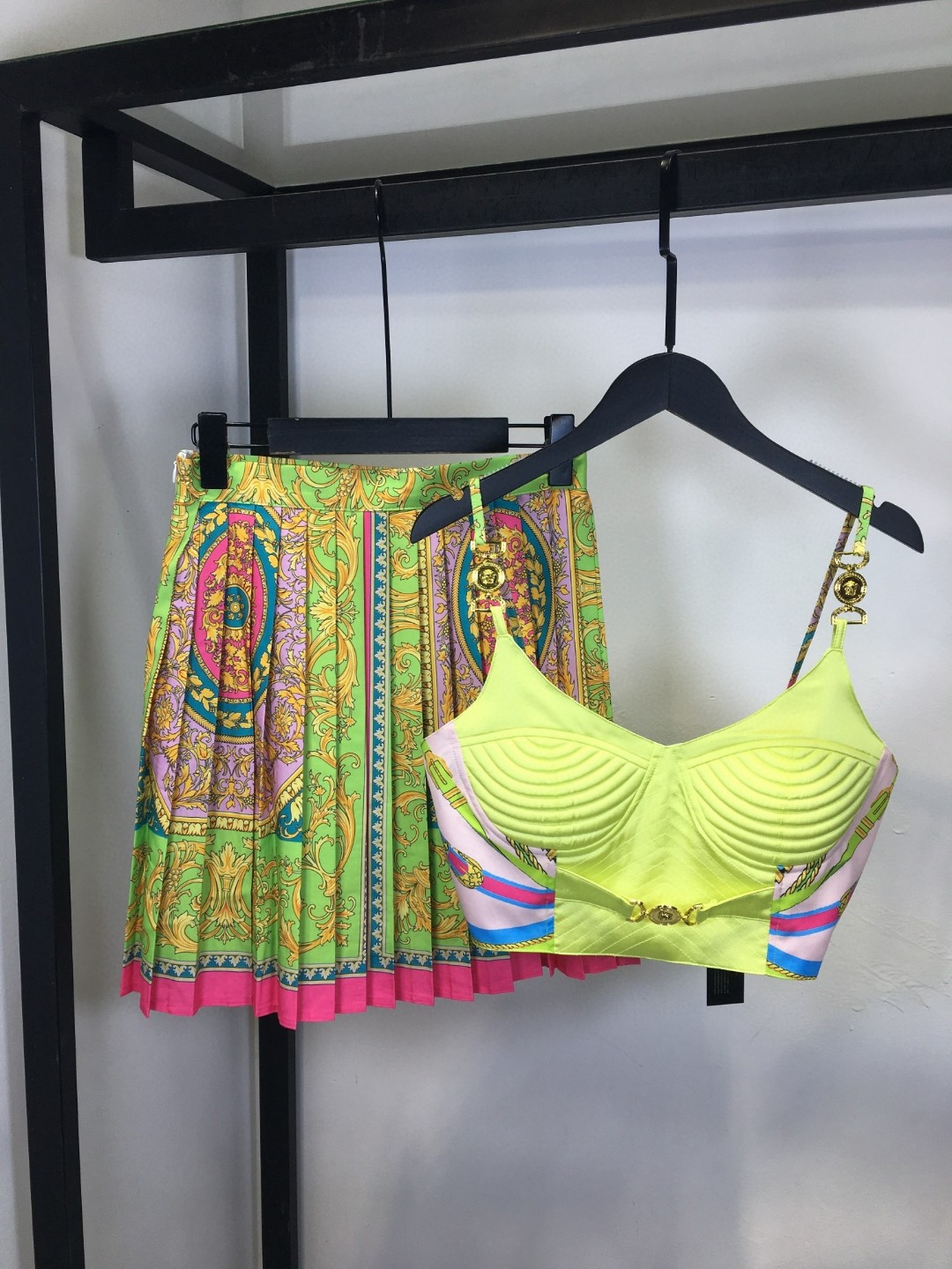 High-Quality Women’s Suits with Custom Metal Buttons and Versatile Designs - 图片 7