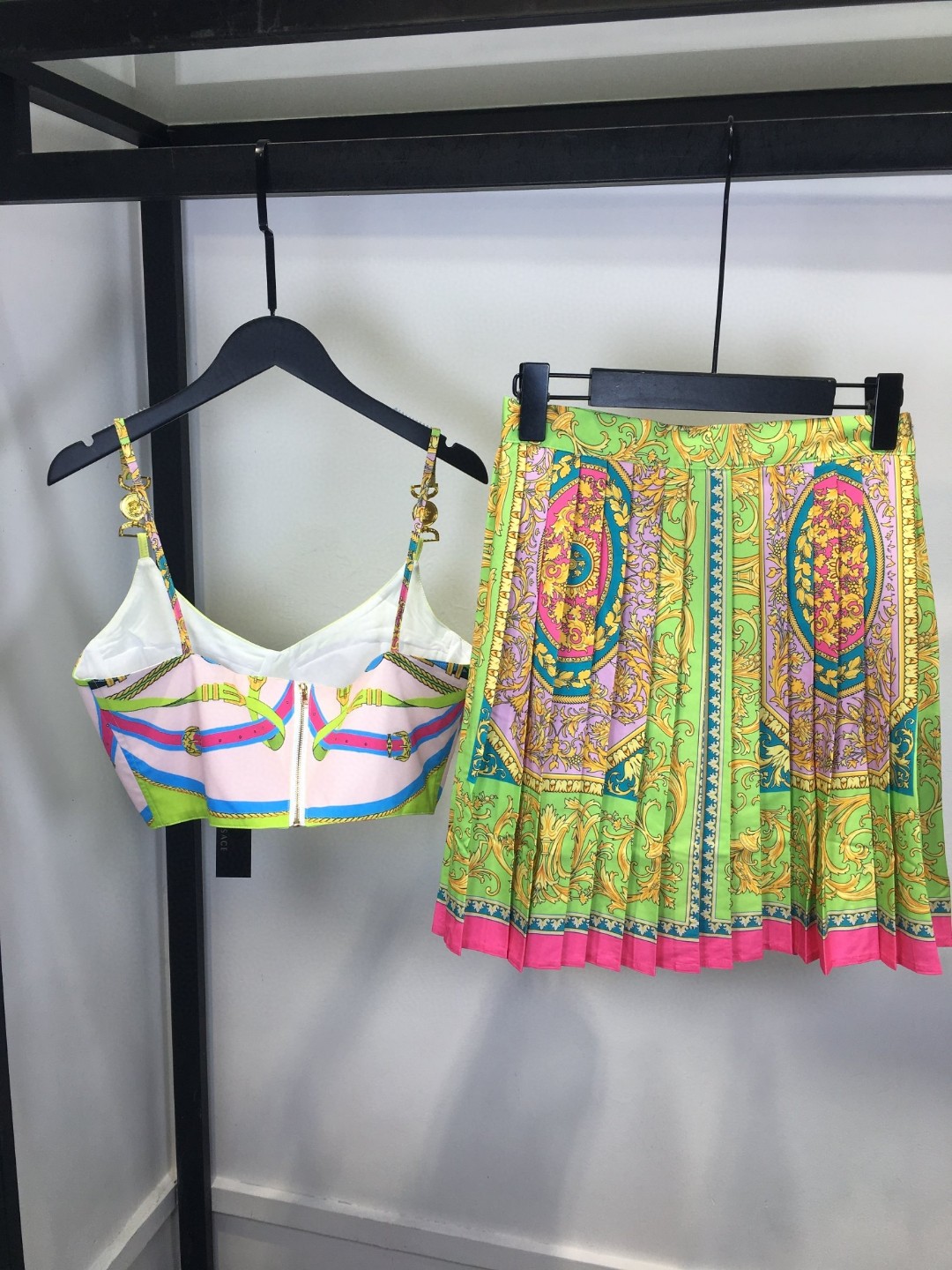 High-Quality Women’s Suits with Custom Metal Buttons and Versatile Designs - 图片 9