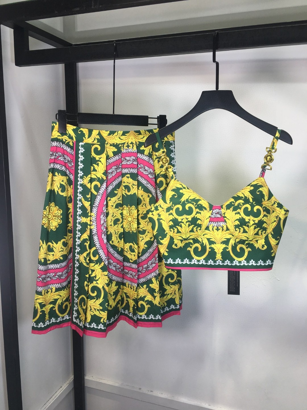 High-Quality Women’s Suits with Custom Metal Buttons in Various Sizes - 图片 6