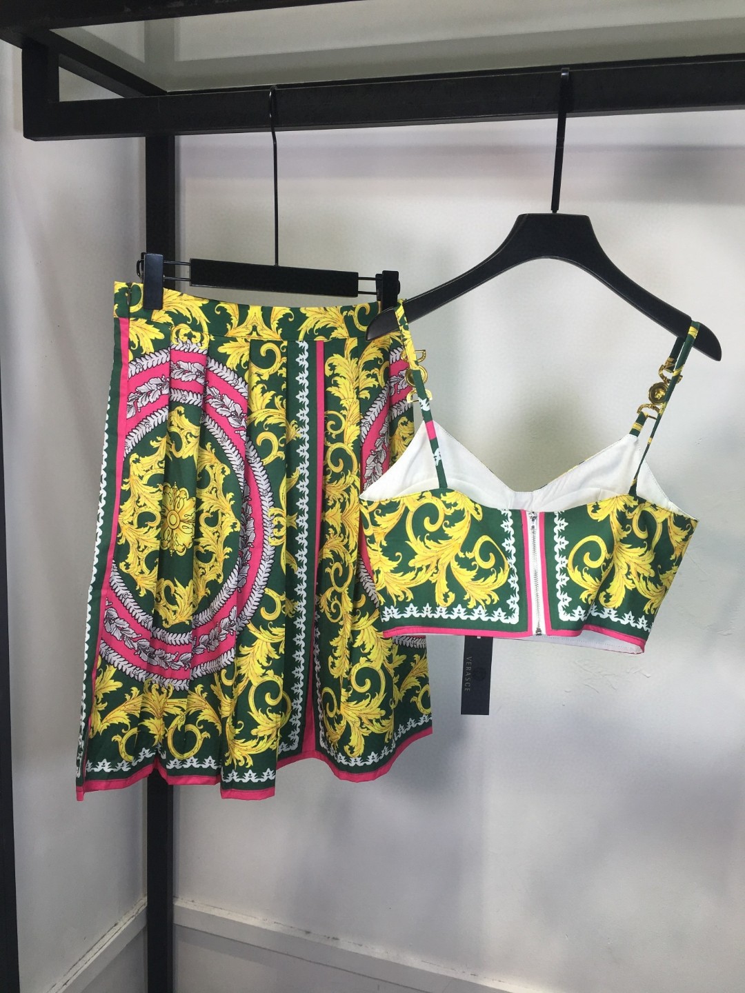 High-Quality Women’s Suits with Custom Metal Buttons in Various Sizes - 图片 7