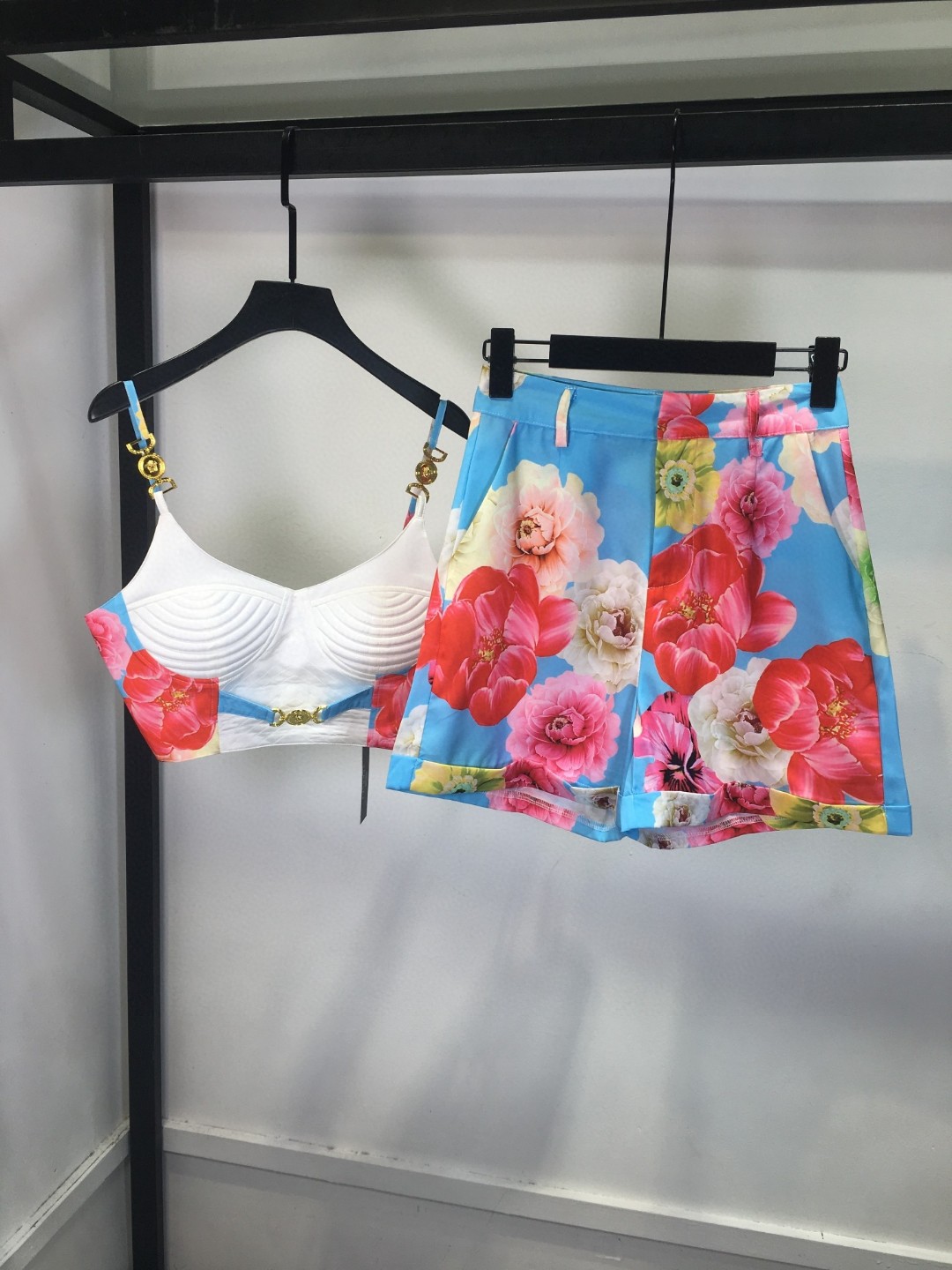 High-Quality Women’s Clothing Sets with Custom Metal Buttons and Versatile Designs - 图片 2