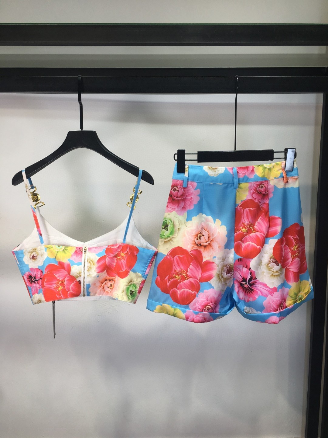 High-Quality Women’s Clothing Sets with Custom Metal Buttons and Versatile Designs - 图片 3